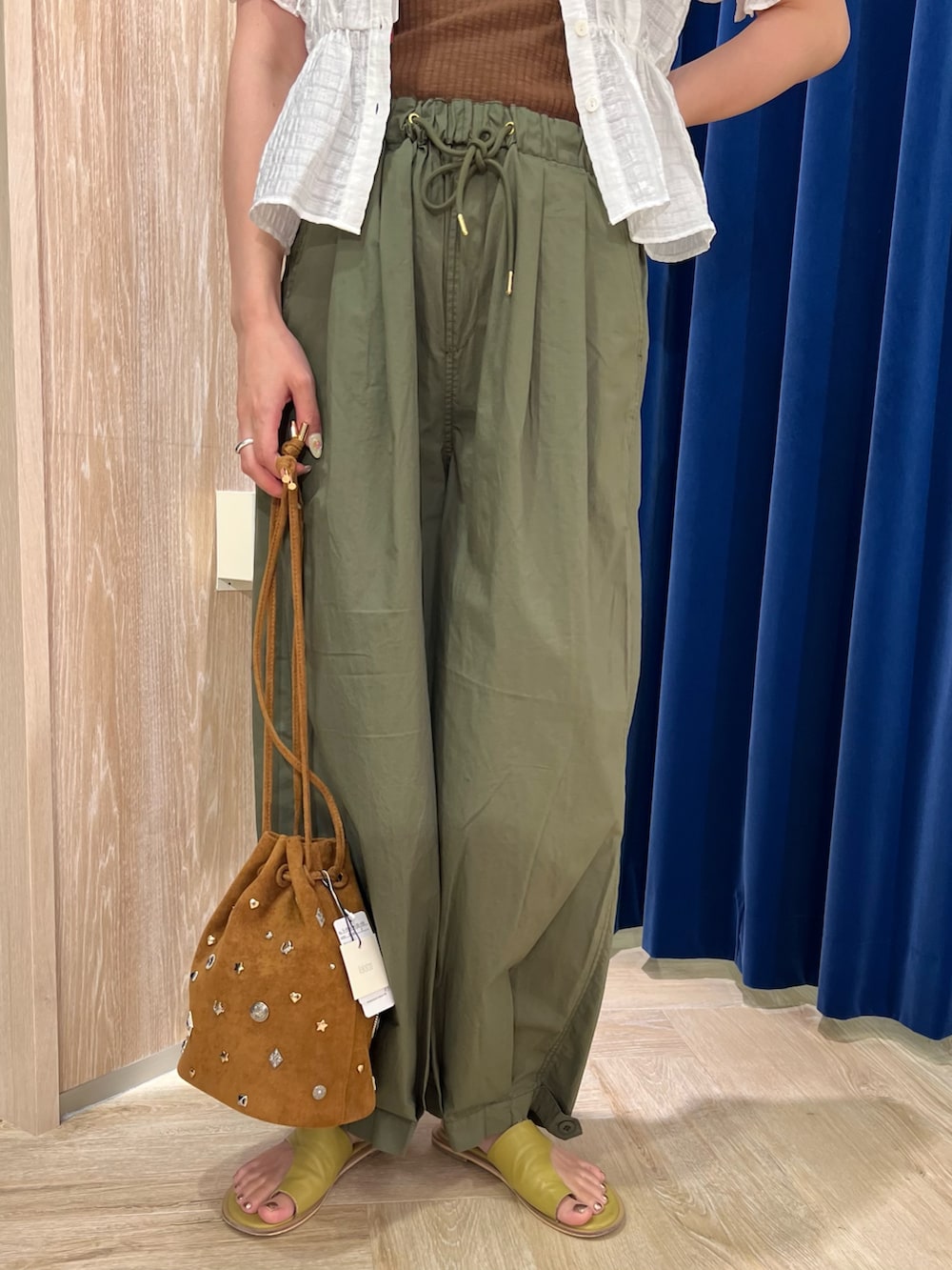 「デニム、夏服コーデ、シンプルスタイル、おでかけコーデ、ラクチンコーデ、ロングスカート、パンツコーデ、スカートスタイル、ワントーンコーデ、キレイめカジュアル、スカートコーデ、ゆるコーデ、お出かけコーデ、きれいめコーデ、ブラックコーデ」｜「fredy emueのフェイクスエードスタッズ巾着バッグ（ショルダーバッグ、イエロー系）」を使った、kotani.さん（レディース・165cm）の夏コーディネートの4枚目の写真