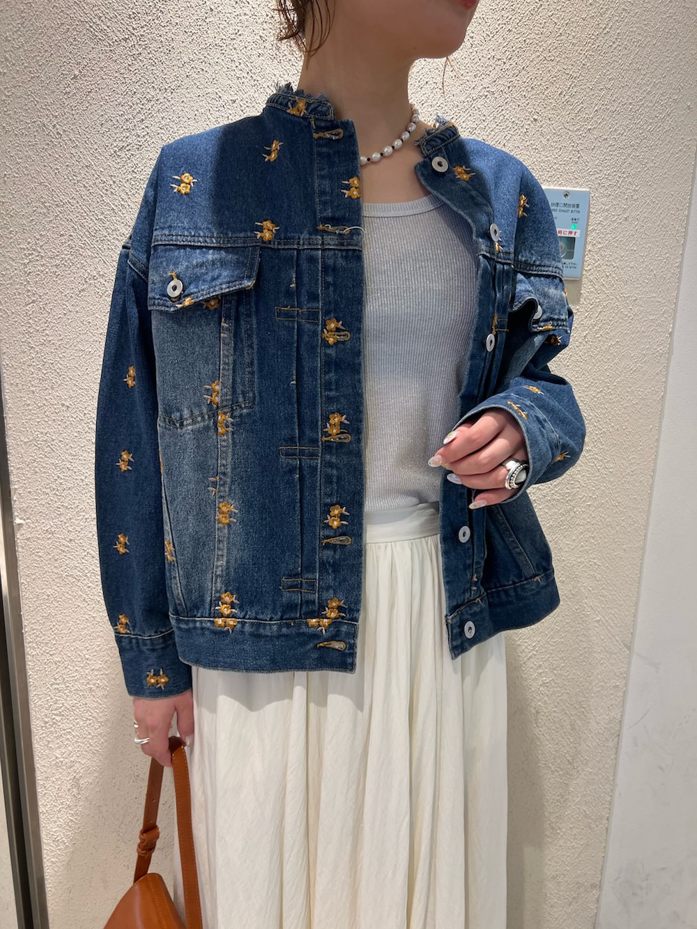「ジャケット、春コーデ、春服コーデ、おでかけコーデ、オトナカジュアル、大人ファッション、春カラー、デニムジャケット、春めき満開コーデ、デニムコーデ、楽チンコーデ、大人コーデ、シンプルスタイル、デニム、春」｜「fredy emueのシルキーレーヨンフレアスカート（スカート、ホワイト系）」を使った、kotani.さん（レディース・165cm）の春コーディネートの3枚目の写真