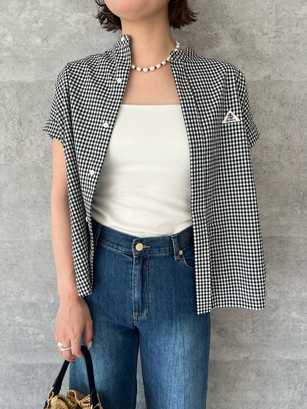 「柄シャツ、サンダル、レイヤードスタイル、カーゴパンツ、ラクチンコーデ、お出かけコーデ、シンプルカジュアル、おでかけコーデ、大人女子、シンプル、パンツコーデ、初夏コーデ、きれいめカジュアル」｜「fredy emueの【GEVACO/ゲバコ】バンドカラーフライフロントフレンチスリーブシャツ（シャツ/ブラウス、ブラック系）」を使った、kotani.さん（レディース・165cm）の夏コーディネートの3枚目の写真