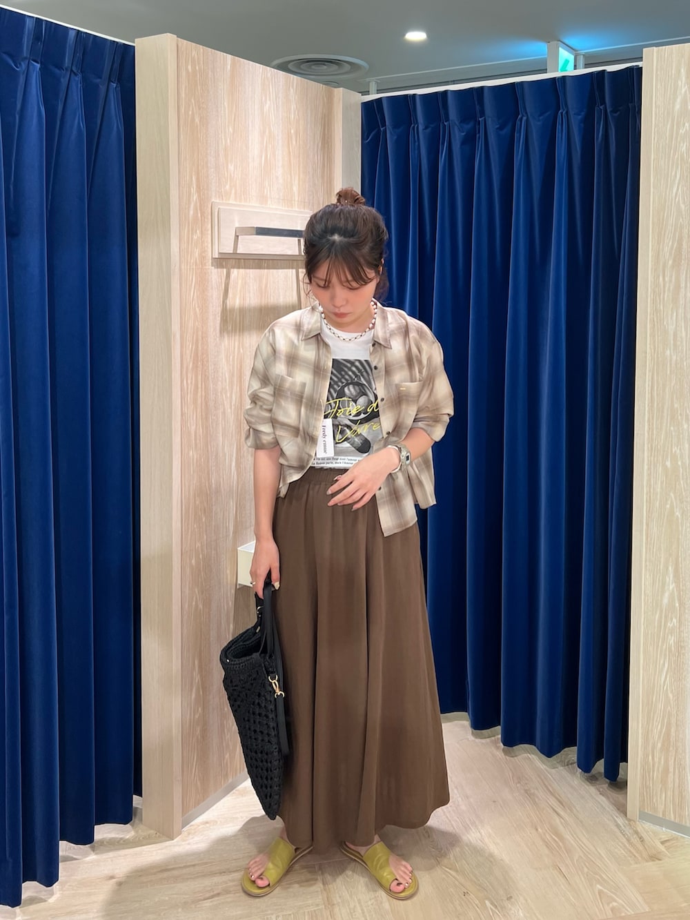 「テーマパークコーデ、夏服コーデ、シンプルスタイル、おでかけコーデ、ラクチンコーデ、パンツコーデ、ワントーンコーデ、スカートスタイル、ロングスカート、キレイめカジュアル、スカートコーデ、ゆるコーデ、デニムジャケット、シアーシャツ、ミニバッグ」｜「fredy emueの異素材ハンドルペーパートート＆ショルダーバッグ（かごバッグ、ブラック系）」を使った、kotani.さん（レディース・165cm）の夏コーディネートの2枚目の写真