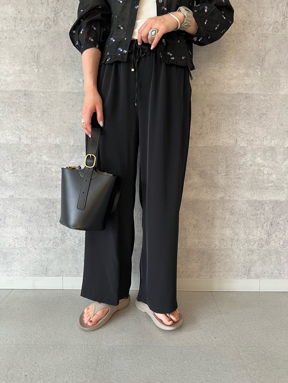 「柄シャツ、ワイドパンツ、シャツスタイル、白Tシャツ、淡色コーデ、シンプルコーデ、大人女子、楽チンコーデ、春服コーデ、オトナカワイイ、オトナカジュアル、きれいめコーデ、ワントーンコーデ、ゆるコーデ、レーストップス」｜「fredy emueのフラワージャガードシアーブラウス（シャツ/ブラウス、ブラック系）」を使った、kotani.さん（レディース・165cm）の春コーディネートの5枚目の写真