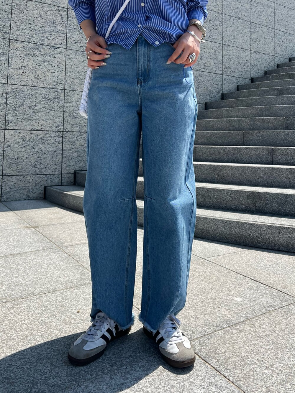 「デニムシャツ、春色、春めき満開コーデ、ストライプシャツ、オトナ女子、ゆるコーデ、ラクチンコーデ、キレイめ、着回しコーデ、オトナカワイイ、シンプルスタイル、春、トレンド、大人ガーリー、デニムコーデ」｜「fredy emueのストライプフーディーシャツ（シャツ/ブラウス、ブルー系）」を使った、kotani.さん（レディース・165cm）の春コーディネートの5枚目の写真