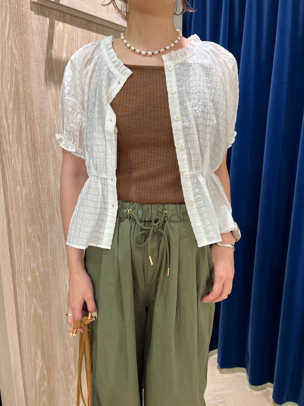 「デニム、夏服コーデ、シンプルスタイル、おでかけコーデ、ラクチンコーデ、ロングスカート、パンツコーデ、スカートスタイル、ワントーンコーデ、キレイめカジュアル、スカートコーデ、ゆるコーデ、お出かけコーデ、きれいめコーデ、ブラックコーデ」｜「fredy emueのフェイクスエードスタッズ巾着バッグ（ショルダーバッグ、イエロー系）」を使った、kotani.さん（レディース・165cm）の夏コーディネートの3枚目の写真