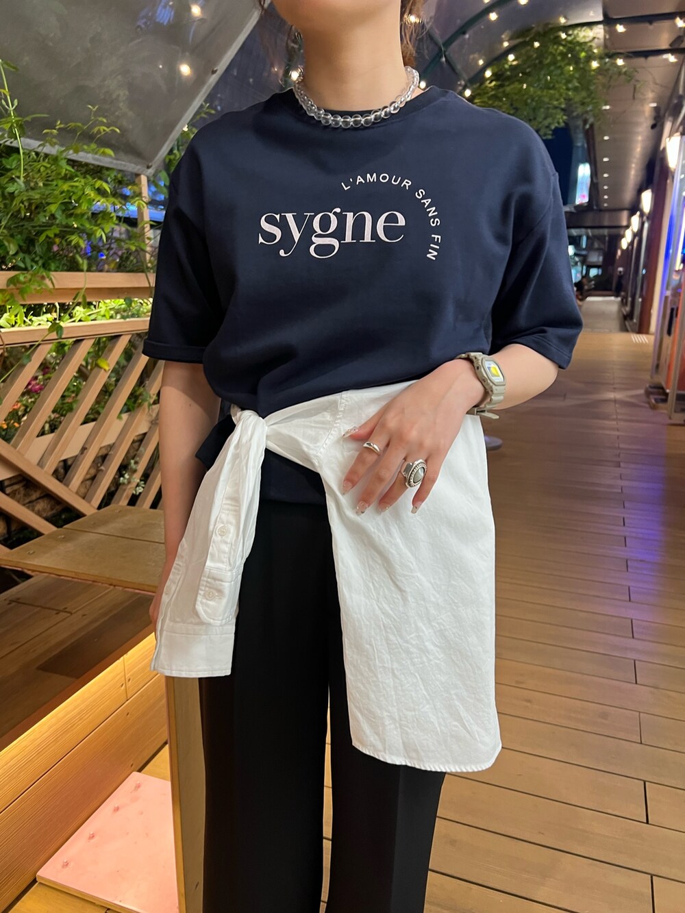 「デニムシャツ、春色、春服コーデ、シンプルコーデ、大人コーデ、ゆるコーデ、大人女子、シャツ/ブラウス、オトナカワイイ、カラーコーデ、キレイめカジュアル、ストライプシャツ、スラックスコーデ、キャップコーデ、大人カジュアル」｜「GLOSTERの【GLOSTER/グロスター】WASHED DOG embroidery CAP キャップ 刺繍（キャップ、ベージュ系）」を使った、kotani.さん（レディース・165cm）の春コーディネートの3枚目の写真