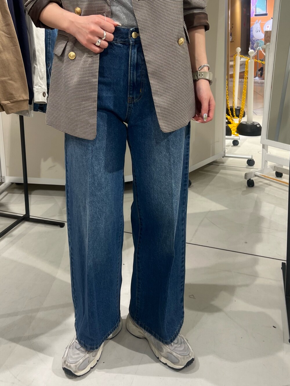 「ロンT、シャツスタイル、トラックジャケット、春服、大人女子、大人かわいい、はるコーデ、お出かけコーデ、春先取り、デニムコーデ、きれいめコーディネート、ガーリーコーデ、おでかけコーデ、ブラックコーデ、カーディガンコーデ」｜「fredy emueのFRセンタープレスセミワイドデニムパンツ（デニムパンツ、ブルー系）」を使った、kotani.さん（レディース・165cm）の春コーディネートの5枚目の写真