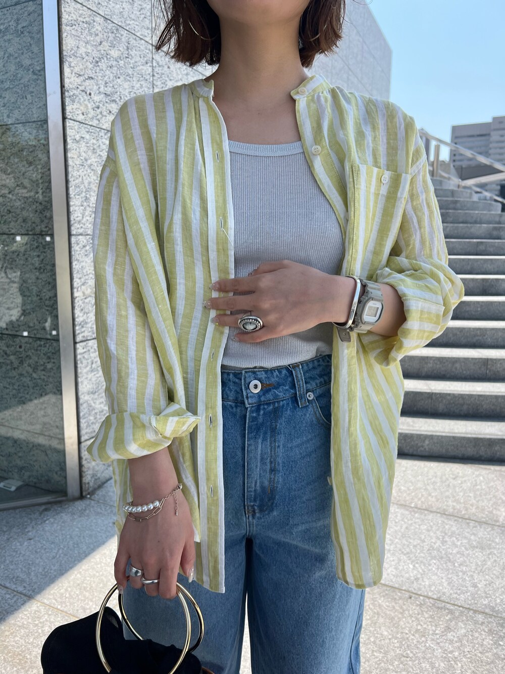 「デニムシャツ、春色、春めき満開コーデ、ストライプシャツ、オトナ女子、ゆるコーデ、キレイめ、着回しコーデ、トレンド、オトナカワイイ、デイリーカジュアル、ラクチンコーデ、ベーシック/トラッド、大人ガーリー、カジュアルスタイル」｜「fredy emueのLINEN100バンドカラーシャツ（シャツ/ブラウス、イエロー系）」を使った、kotani.さん（レディース・165cm）の春コーディネートの4枚目の写真