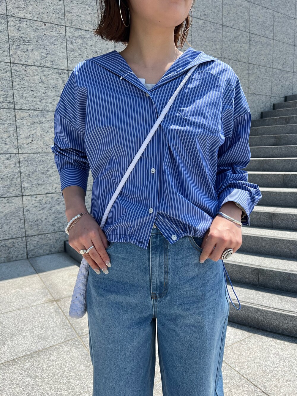 「デニムシャツ、春色、春めき満開コーデ、ストライプシャツ、オトナ女子、ゆるコーデ、ラクチンコーデ、キレイめ、着回しコーデ、オトナカワイイ、シンプルスタイル、春、トレンド、大人ガーリー、デニムコーデ」｜「fredy emueのストライプフーディーシャツ（シャツ/ブラウス、ブルー系）」を使った、kotani.さん（レディース・165cm）の春コーディネートの4枚目の写真