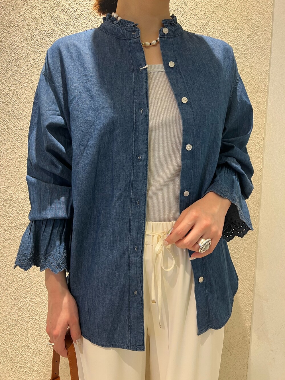 「ロンT、春コーデ、シアートップス、パンツコーデ、春服コーデ、大人カジュアルコーデ、大人ファッション、オトナカワイイ、大人かわいい、スニーカーコーデ、休日、春、きれいめコーデ、楽チンコーデ、大人可愛い」｜「fredy emueのとろみツイルストレートイージーパンツ（その他パンツ、ホワイト系）」を使った、kotani.さん（レディース・165cm）の春コーディネートの3枚目の写真