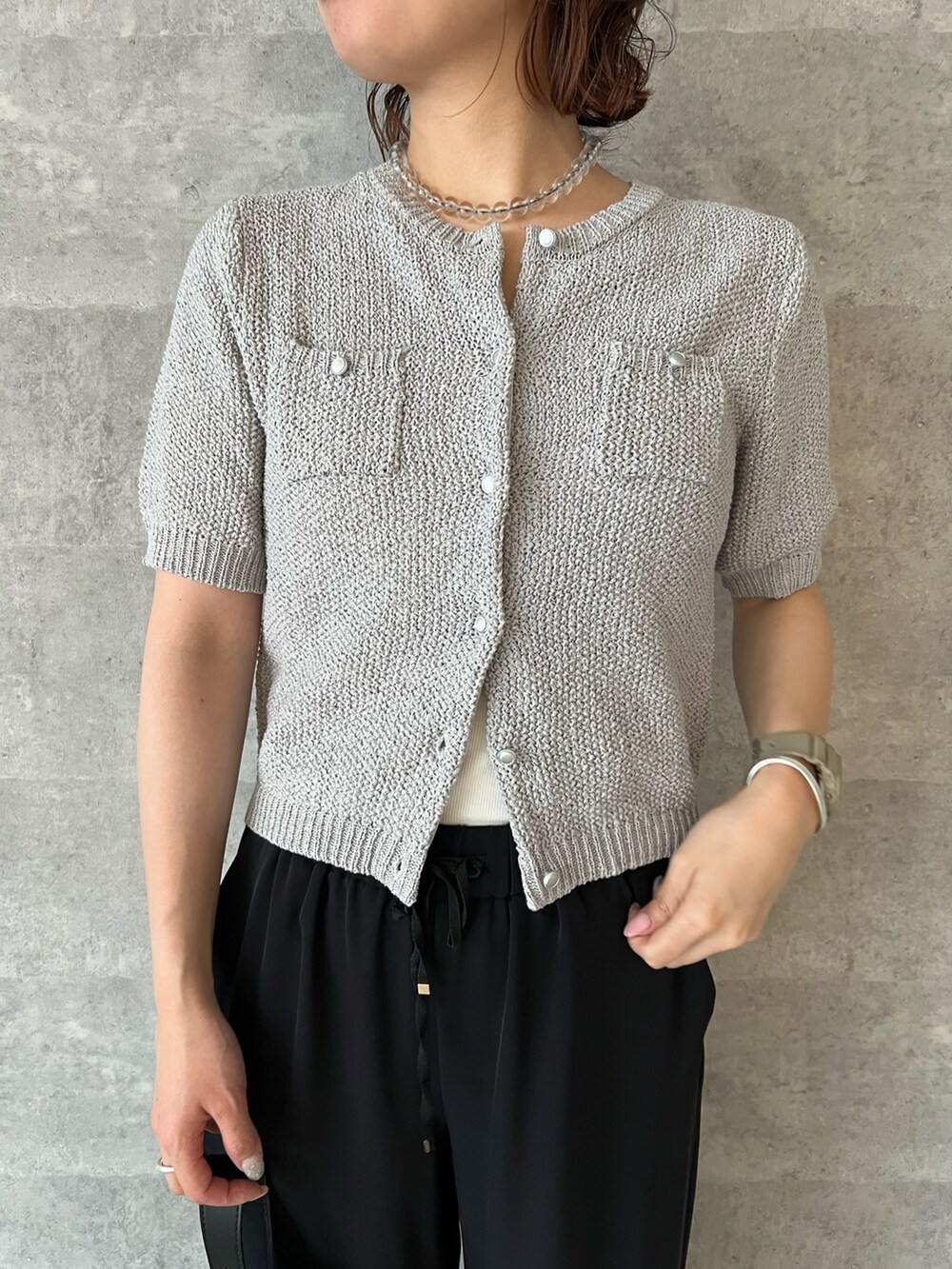 「レイヤードスタイル、サンダル、白Tシャツ、淡色コーデ、シンプルコーデ、大人女子、楽チンコーデ、春服コーデ、オトナカワイイ、きれいめコーデ、オトナカジュアル、ゆるコーデ、ワントーンコーデ、スラックスパンツ、デニムコーデ」｜「fredy emueの【累計販売数4万本突破！】とろみツイルストレートイージーパンツ（その他パンツ、ブラック系）」を使った、kotani.さん（レディース・165cm）の春コーディネートの4枚目の写真