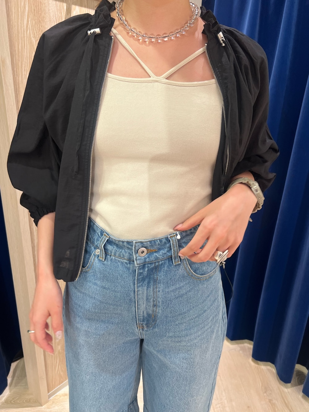 「ワイドパンツ、サンダル、白Tシャツ、シンプルコーデ、楽チンコーデ、春服コーデ、オトナカワイイ、きれいめコーデ、オトナカジュアル、ゆるコーデ、ワントーンコーデ、シアーシャツ、日焼け対策、レイヤードスタイル、シャツスタイル」｜「fredy emueのカーブデニムパンツ（デニムパンツ、ブルー系）」を使った、kotani.さん（レディース・165cm）の春コーディネートの3枚目の写真