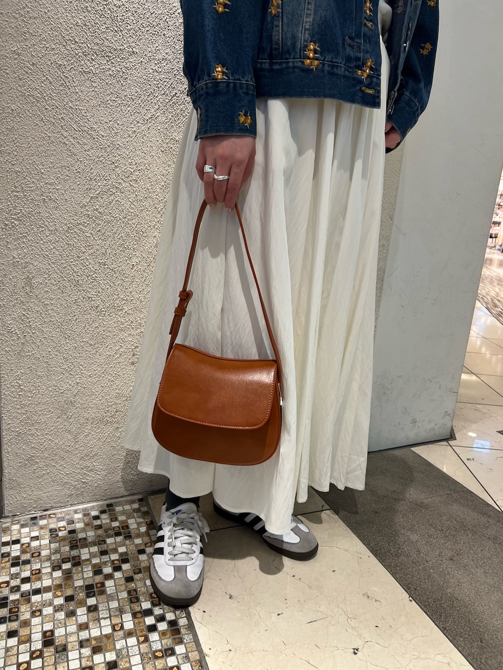 「ジャケット、春コーデ、春服コーデ、おでかけコーデ、オトナカジュアル、大人ファッション、春カラー、デニムジャケット、春めき満開コーデ、デニムコーデ、楽チンコーデ、大人コーデ、シンプルスタイル、デニム、春」｜「fredy emueのシルキーレーヨンフレアスカート（スカート、ホワイト系）」を使った、kotani.さん（レディース・165cm）の春コーディネートの4枚目の写真