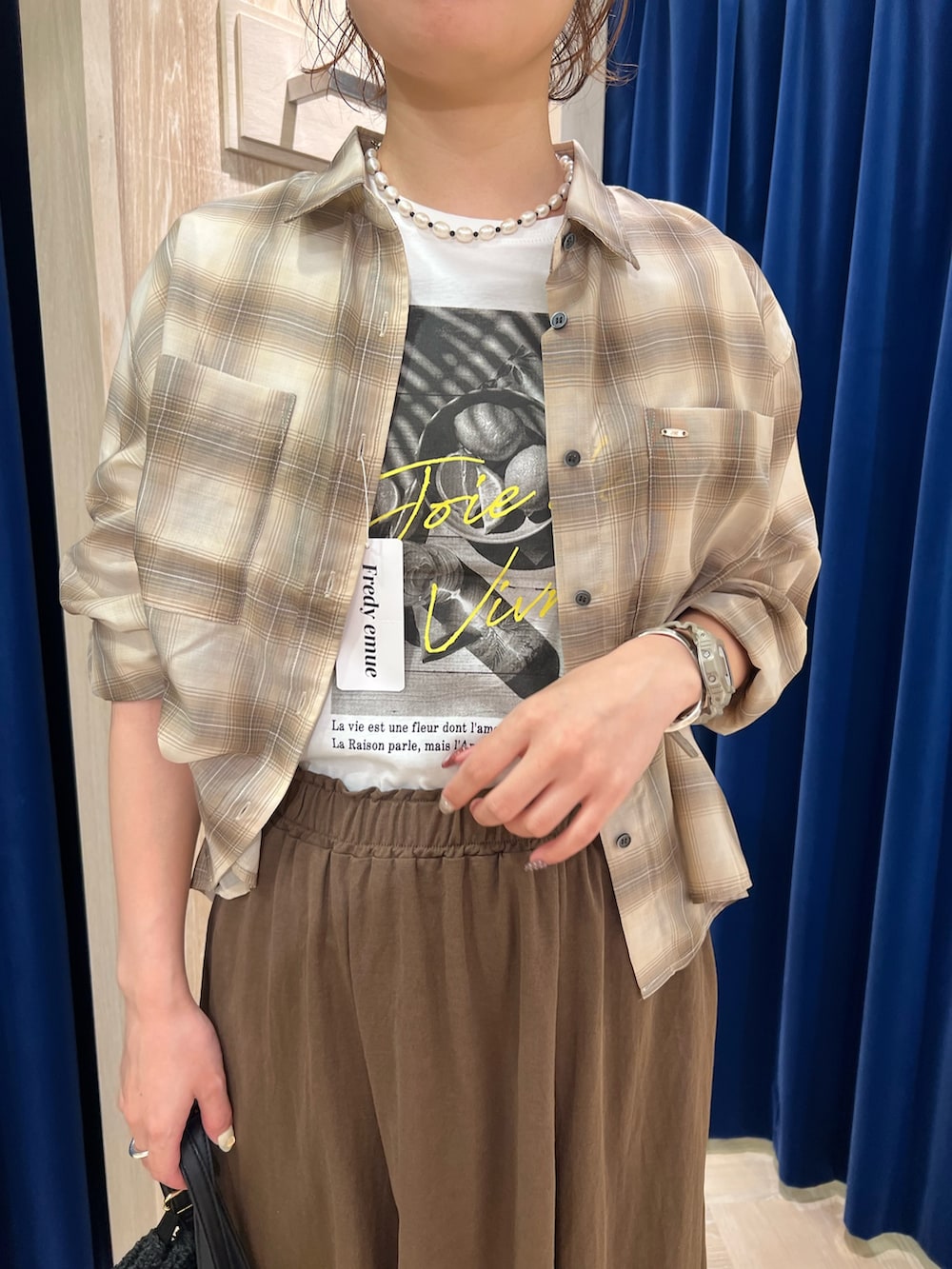 「テーマパークコーデ、夏服コーデ、シンプルスタイル、おでかけコーデ、ラクチンコーデ、パンツコーデ、ワントーンコーデ、スカートスタイル、ロングスカート、キレイめカジュアル、スカートコーデ、ゆるコーデ、デニムジャケット、シアーシャツ、ミニバッグ」｜「fredy emueの異素材ハンドルペーパートート＆ショルダーバッグ（かごバッグ、ブラック系）」を使った、kotani.さん（レディース・165cm）の夏コーディネートの4枚目の写真