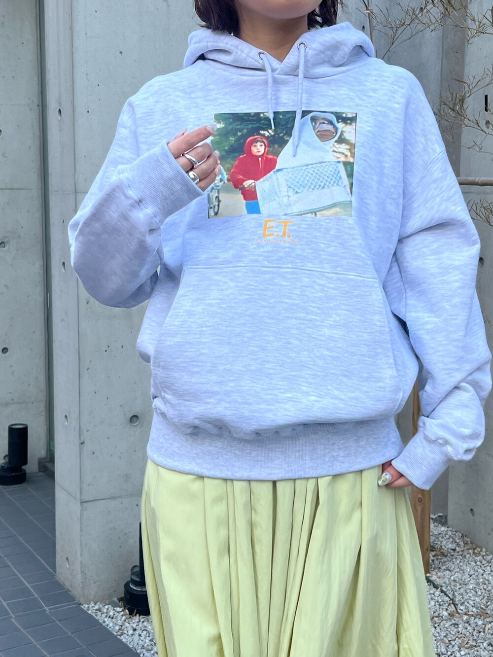 「ロンT、春服、おでかけコーデ、春カラー、きれいめコーディネート、カジュアルスタイル、休日スタイル、春夏コーデ、ラクチンコーデ、スカートスタイル、デニムコーデ、古着MIX、ブラックコーデ、春ニット、大人女子」｜「GLOSTERの【GLOSTER】×【E.T.】フォトプリント スウェット プルオーバーフーディ パーカー（パーカー、グレー系）」を使った、kotani.さん（レディース・165cm）の春コーディネートの2枚目の写真