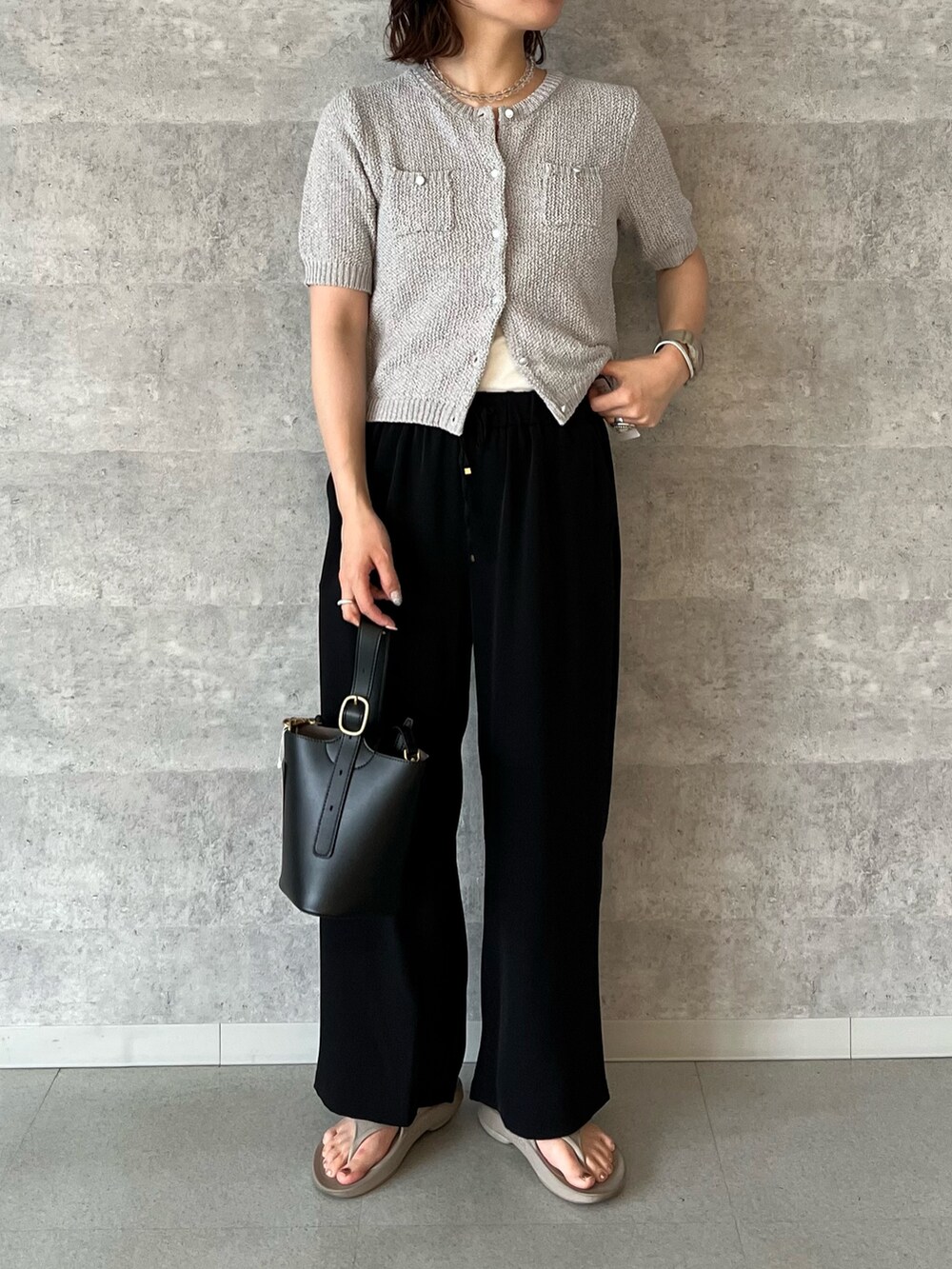 「レイヤードスタイル、サンダル、白Tシャツ、淡色コーデ、シンプルコーデ、大人女子、楽チンコーデ、春服コーデ、オトナカワイイ、きれいめコーデ、オトナカジュアル、ゆるコーデ、ワントーンコーデ、スラックスパンツ、デニムコーデ」｜「fredy emueの【累計販売数4万本突破！】とろみツイルストレートイージーパンツ（その他パンツ、ブラック系）」を使った、kotani.さん（レディース・165cm）の春コーディネートの3枚目の写真