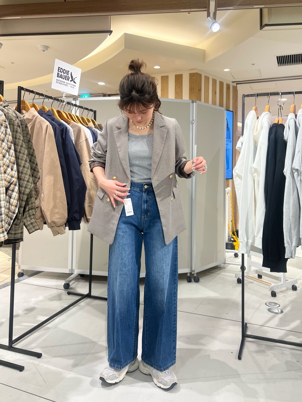 「ロンT、シャツスタイル、トラックジャケット、春服、大人女子、大人かわいい、はるコーデ、お出かけコーデ、春先取り、デニムコーデ、きれいめコーディネート、ガーリーコーデ、おでかけコーデ、ブラックコーデ、カーディガンコーデ」｜「fredy emueのFRセンタープレスセミワイドデニムパンツ（デニムパンツ、ブルー系）」を使った、kotani.さん（レディース・165cm）の春コーディネートの3枚目の写真