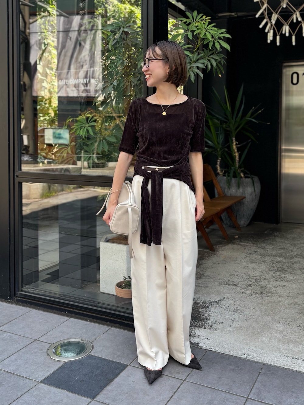 ブラウン系のTシャツ/カットソー、ブラウン系のカーディガン/ボレロ、ホワイト系のその他パンツを着用したレディースの秋コーディネートの2枚目の写真