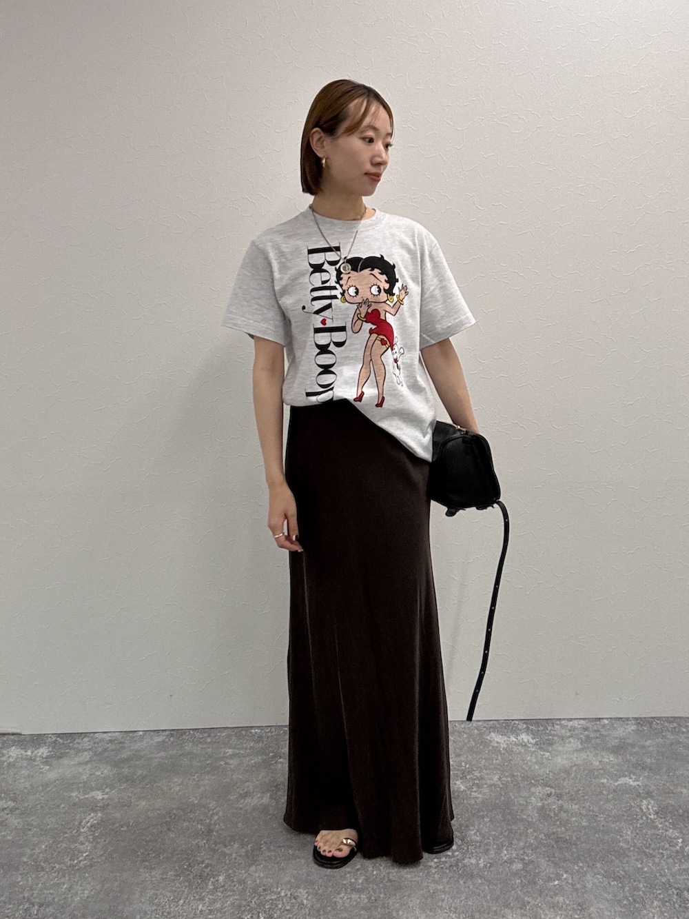 「シンプルスタイル、おでかけコーデ、お出かけコーデ、ラクチンコーデ、オトナカジュアル、キレイめカジュアル、夏服コーデ、Tシャツ、Tシャツコーデ、ナロースカート、スカート、スカートスタイル、スカートコーデ、ロングスカート、ブラウン」｜「NOLLEY’Sの【grace grace/グラスグラス】コインネックレス（ネックレス、ゴールド系）」を使った、sakina さん（骨格ナチュラル・レディース・158cm）の夏コーディネートの2枚目の写真