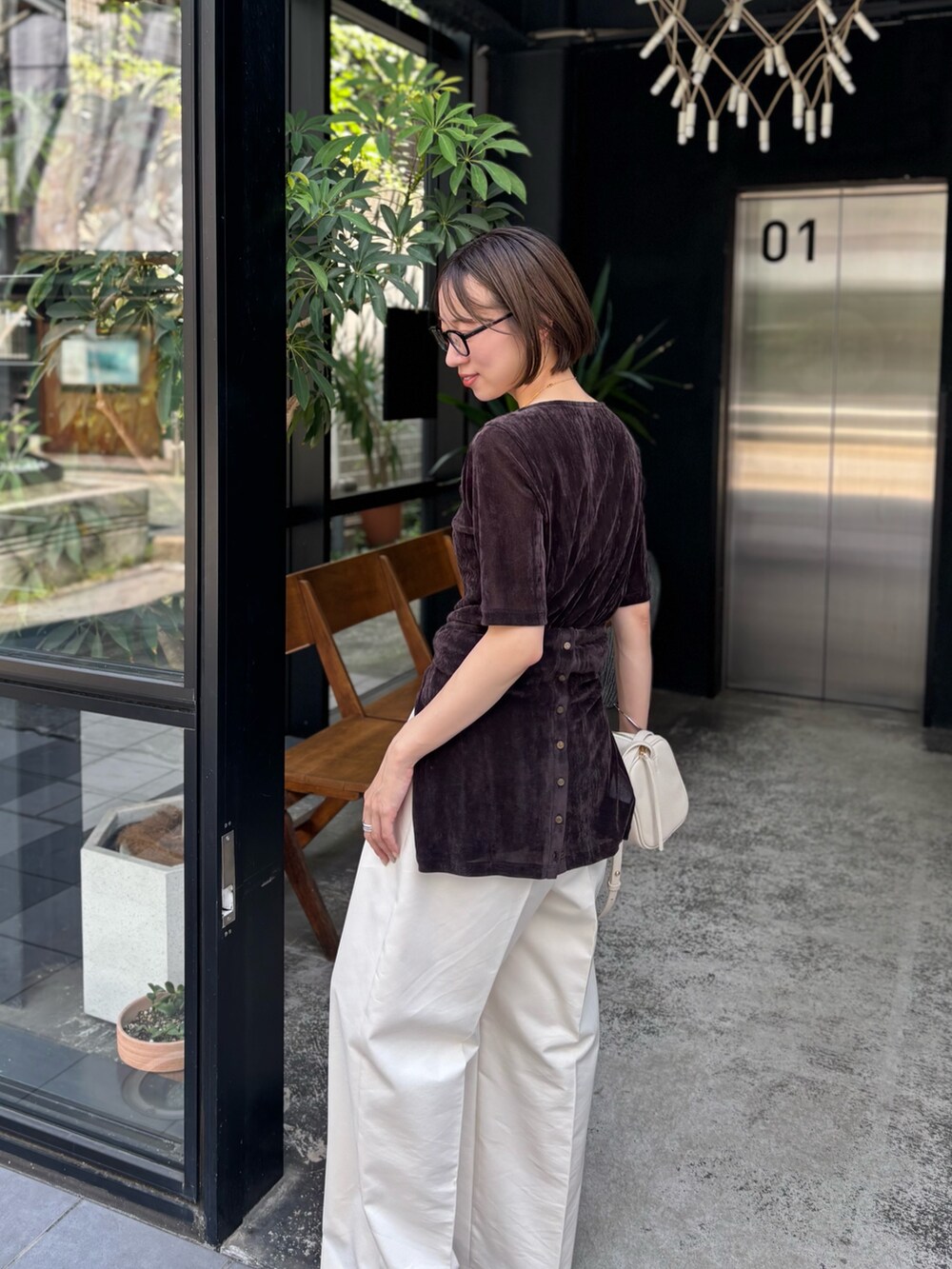 ブラウン系のTシャツ/カットソー、ブラウン系のカーディガン/ボレロ、ホワイト系のその他パンツを着用したレディースの秋コーディネートの7枚目の写真