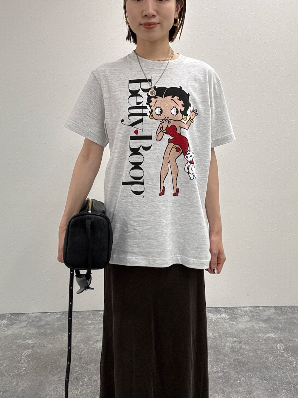 「シンプルスタイル、おでかけコーデ、お出かけコーデ、ラクチンコーデ、オトナカジュアル、キレイめカジュアル、夏服コーデ、Tシャツ、Tシャツコーデ、ナロースカート、スカート、スカートスタイル、スカートコーデ、ロングスカート、ブラウン」｜「NOLLEY’Sの【grace grace/グラスグラス】コインネックレス（ネックレス、ゴールド系）」を使った、sakina さん（骨格ナチュラル・レディース・158cm）の夏コーディネートの5枚目の写真