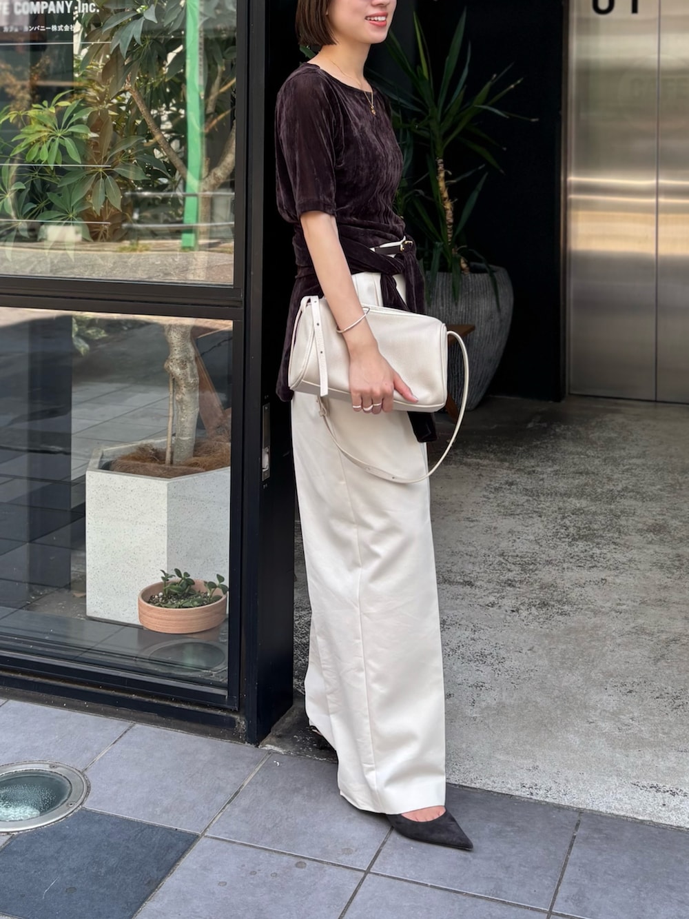 ブラウン系のTシャツ/カットソー、ブラウン系のカーディガン/ボレロ、ホワイト系のその他パンツを着用したレディースの秋コーディネートの8枚目の写真