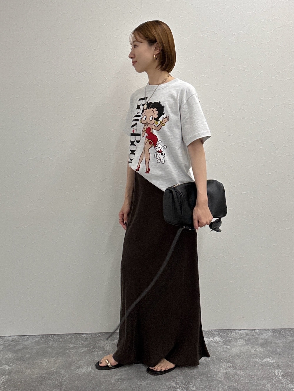 「シンプルスタイル、おでかけコーデ、お出かけコーデ、ラクチンコーデ、オトナカジュアル、キレイめカジュアル、夏服コーデ、Tシャツ、Tシャツコーデ、ナロースカート、スカート、スカートスタイル、スカートコーデ、ロングスカート、ブラウン」｜「NOLLEY’Sの【grace grace/グラスグラス】コインネックレス（ネックレス、ゴールド系）」を使った、sakina さん（骨格ナチュラル・レディース・158cm）の夏コーディネートの4枚目の写真