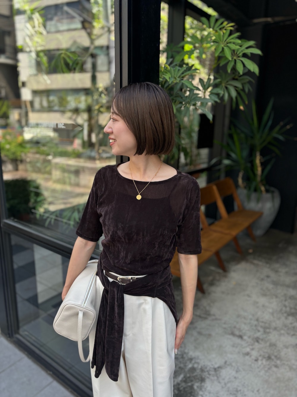 ブラウン系のTシャツ/カットソー、ブラウン系のカーディガン/ボレロ、ホワイト系のその他パンツを着用したレディースの秋コーディネートの6枚目の写真