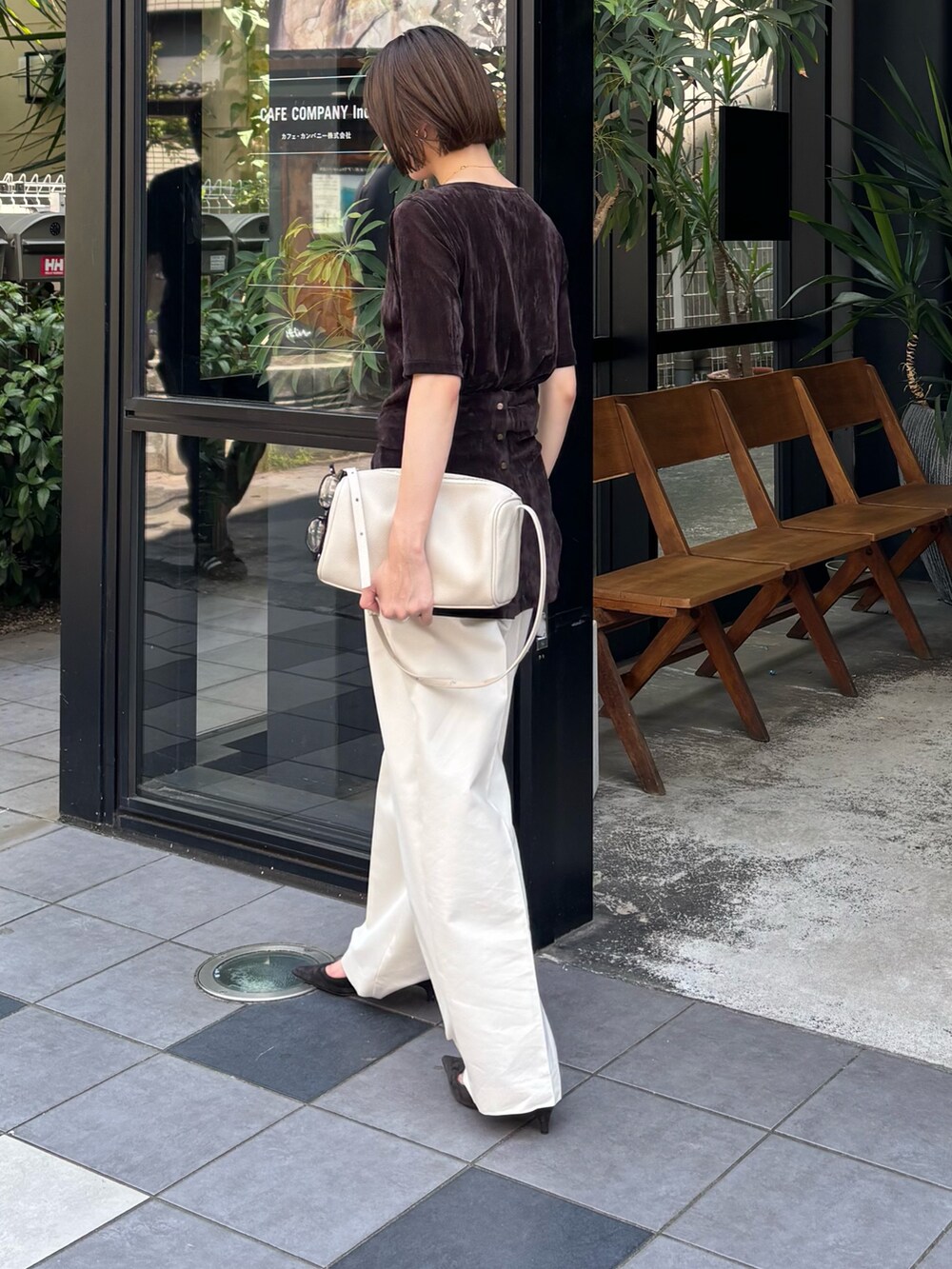 ブラウン系のTシャツ/カットソー、ブラウン系のカーディガン/ボレロ、ホワイト系のその他パンツを着用したレディースの秋コーディネートの5枚目の写真