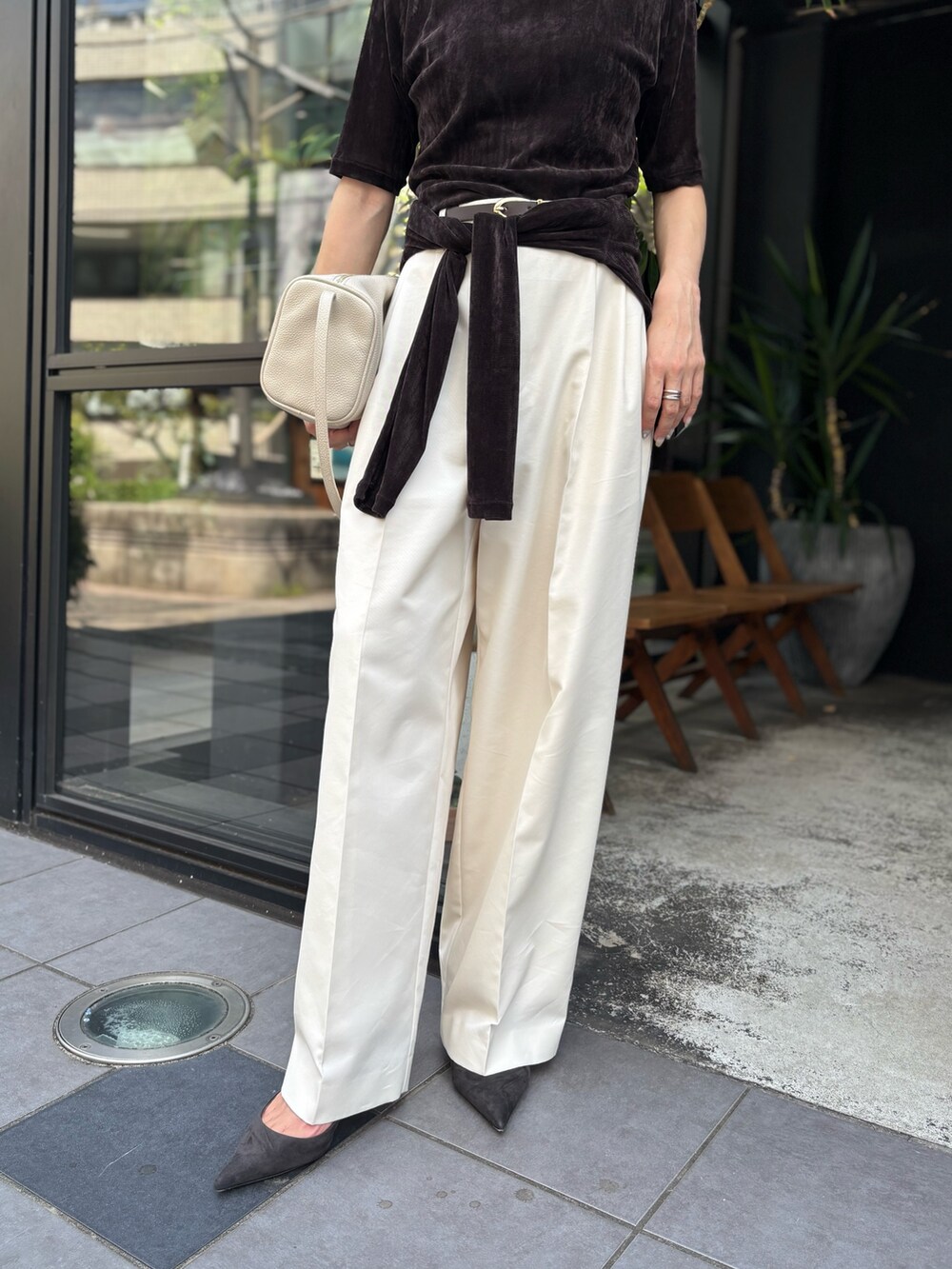 ブラウン系のTシャツ/カットソー、ブラウン系のカーディガン/ボレロ、ホワイト系のその他パンツを着用したレディースの秋コーディネートの3枚目の写真