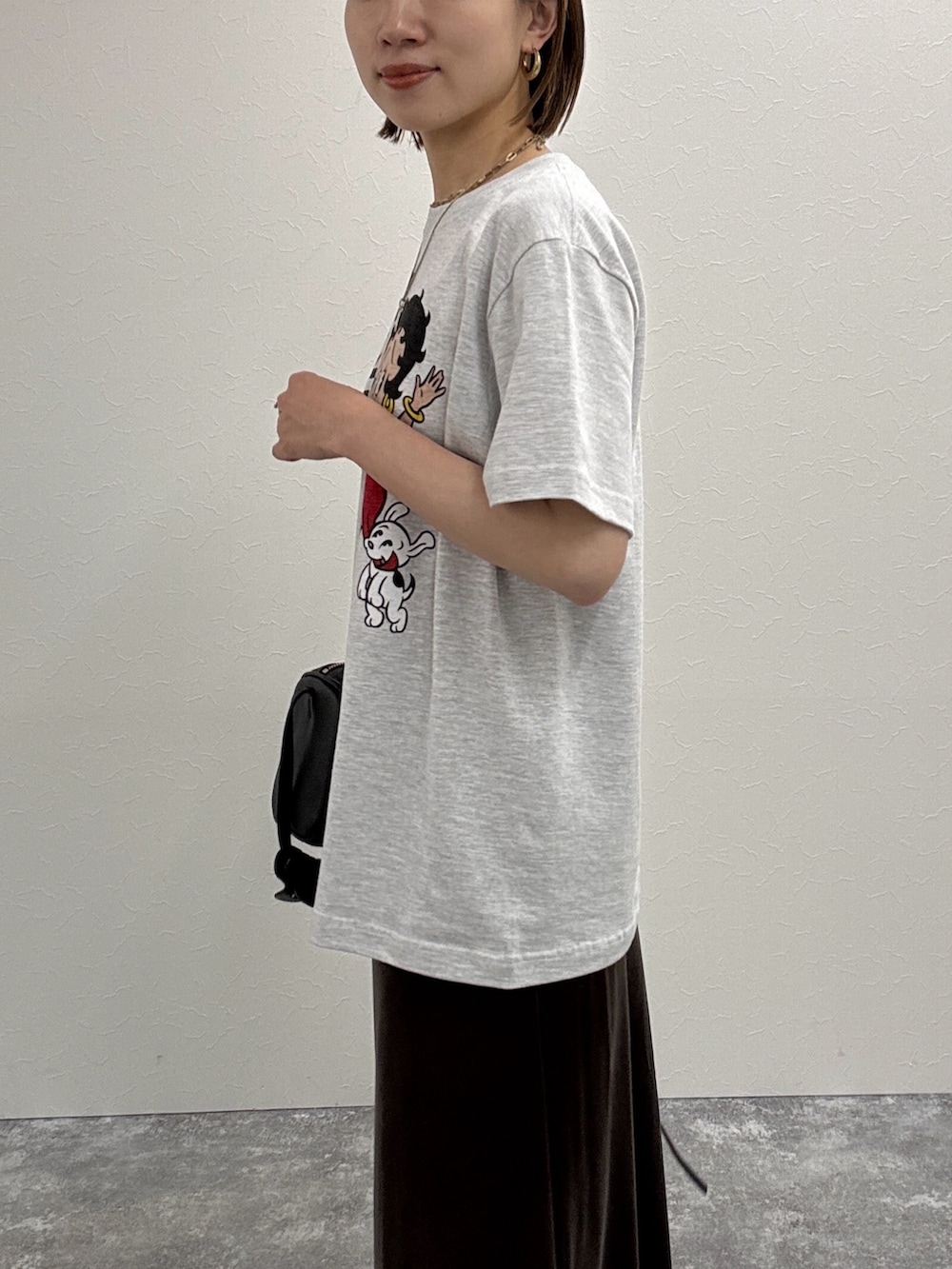 「シンプルスタイル、おでかけコーデ、お出かけコーデ、ラクチンコーデ、オトナカジュアル、キレイめカジュアル、夏服コーデ、Tシャツ、Tシャツコーデ、ナロースカート、スカート、スカートスタイル、スカートコーデ、ロングスカート、ブラウン」｜「NOLLEY’Sの【grace grace/グラスグラス】コインネックレス（ネックレス、ゴールド系）」を使った、sakina さん（骨格ナチュラル・レディース・158cm）の夏コーディネートの6枚目の写真