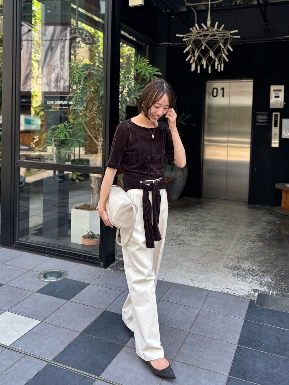 ブラウン系のTシャツ/カットソー、ブラウン系のカーディガン/ボレロ、ホワイト系のその他パンツを着用したレディースの秋コーディネートの4枚目の写真