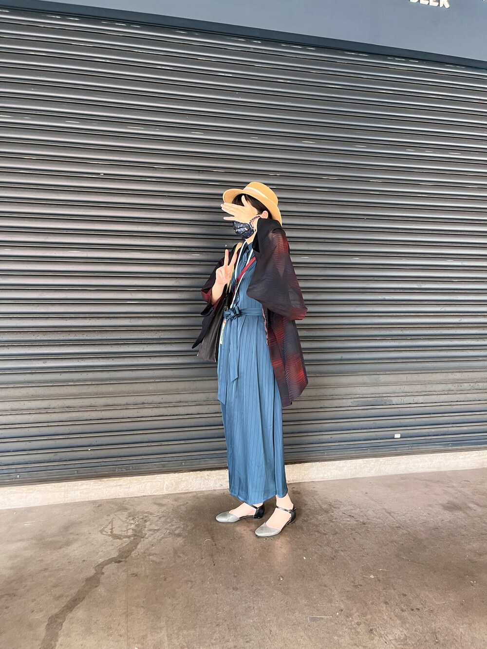 ブルー系のジャンパースカート、イエロー系のハット、レッド系の着物を着用したレディースの秋コーディネートの2枚目の写真