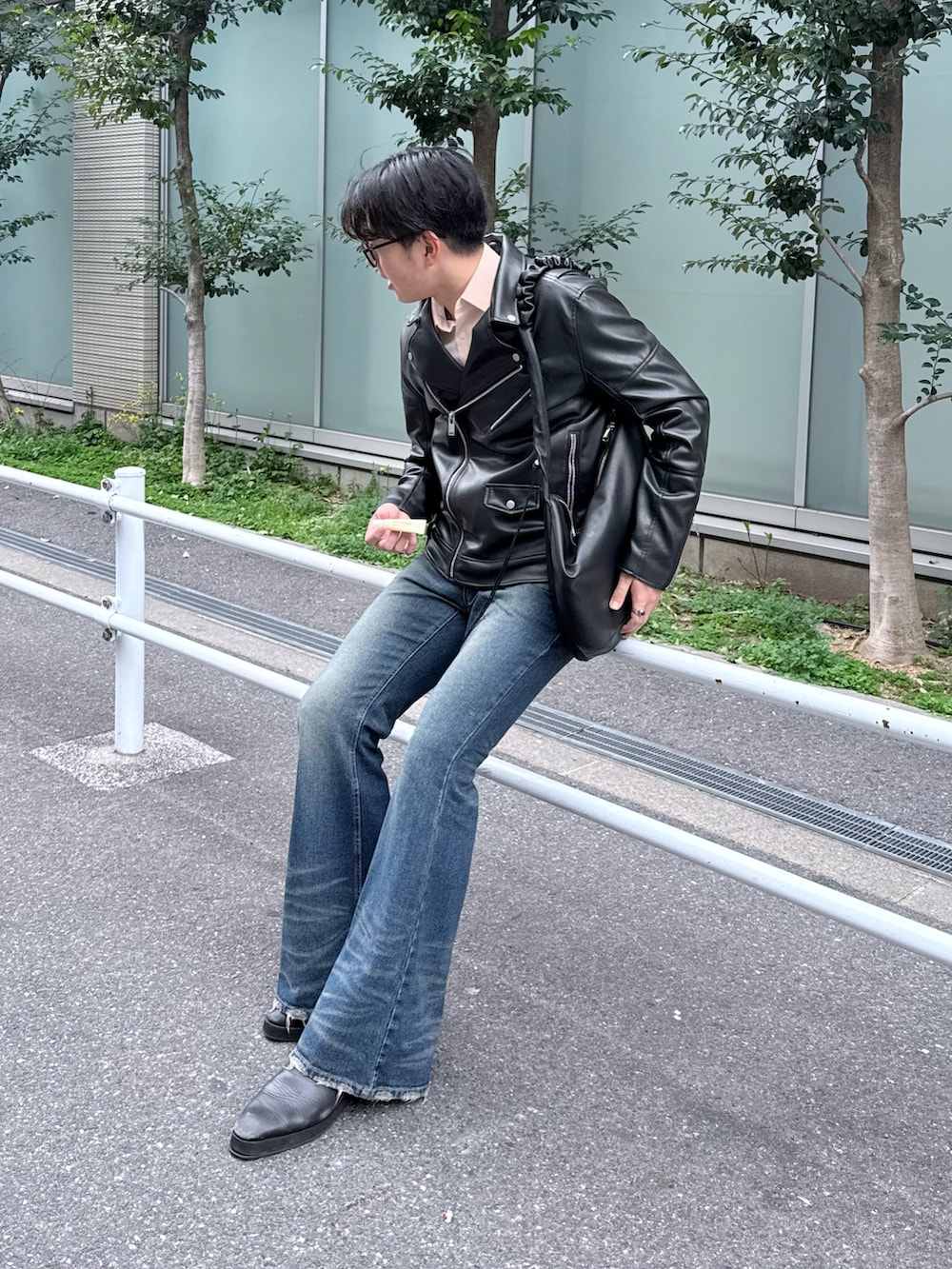 「春めき満開コーデ、ジャケット、春色、春服、休日コーデ、シャツスタイル、GU、大人コーデ、デニム、大人カジュアル」｜「Lui'sのサイドゴアブーツ（ブーツ、ブラック系）」を使った、キムチさん（メンズ・185cm）の春コーディネートの4枚目の写真
