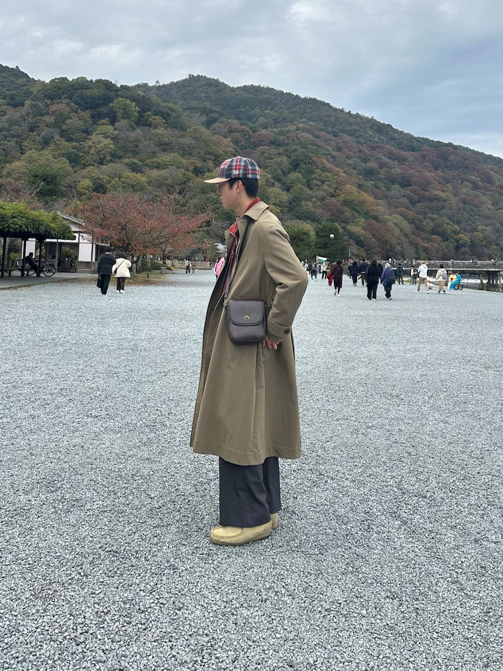 「ファッションを楽しもう、秋服コーデ、秋冬コーデ、おしゃれさんと繋がりたい、キャップ、ロングコート」｜「Clarksの＜CLARKS＞ WALLABEE BT/シューズ（モカシン/デッキシューズ、ベージュ系）」を使った、キムチさん（メンズ・185cm）の秋コーディネートの2枚目の写真