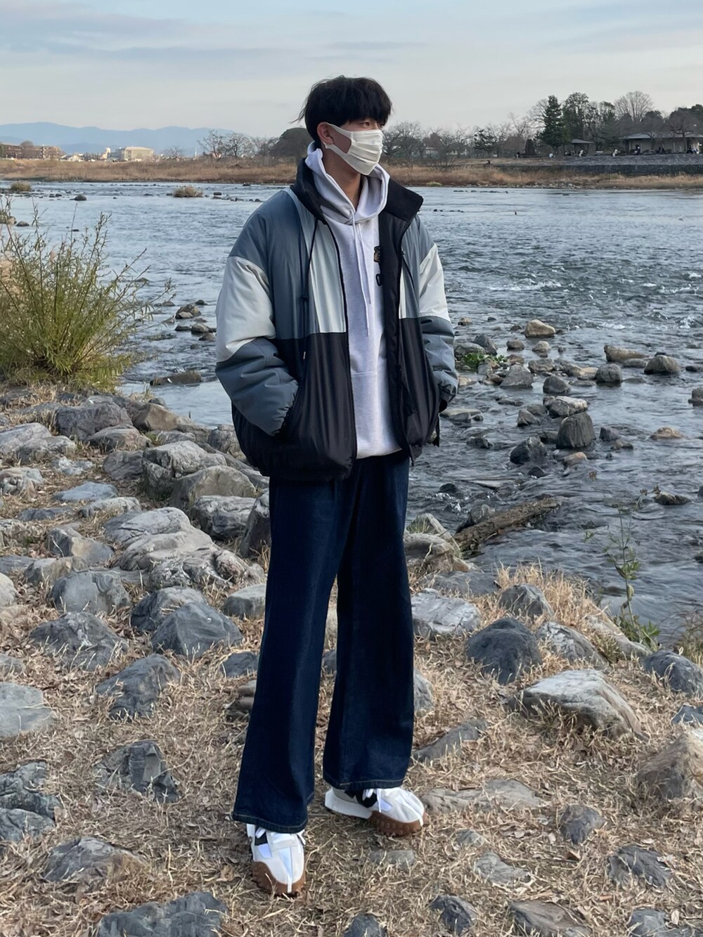 ホワイト系のスニーカー、ブルー系のデニムパンツ、ブルー系のブルゾンを着用したメンズの冬コーディネートの2枚目の写真