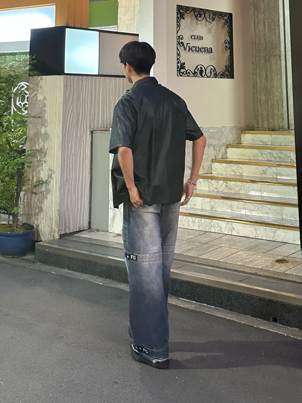 ブラック系のローファー、ブルー系のデニムパンツ、ブラック系のその他アウターを着用したメンズの夏コーディネートの3枚目の写真