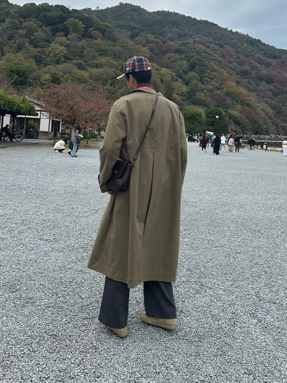 「ファッションを楽しもう、秋服コーデ、秋冬コーデ、おしゃれさんと繋がりたい、キャップ、ロングコート」｜「Clarksの＜CLARKS＞ WALLABEE BT/シューズ（モカシン/デッキシューズ、ベージュ系）」を使った、キムチさん（メンズ・185cm）の秋コーディネートの3枚目の写真