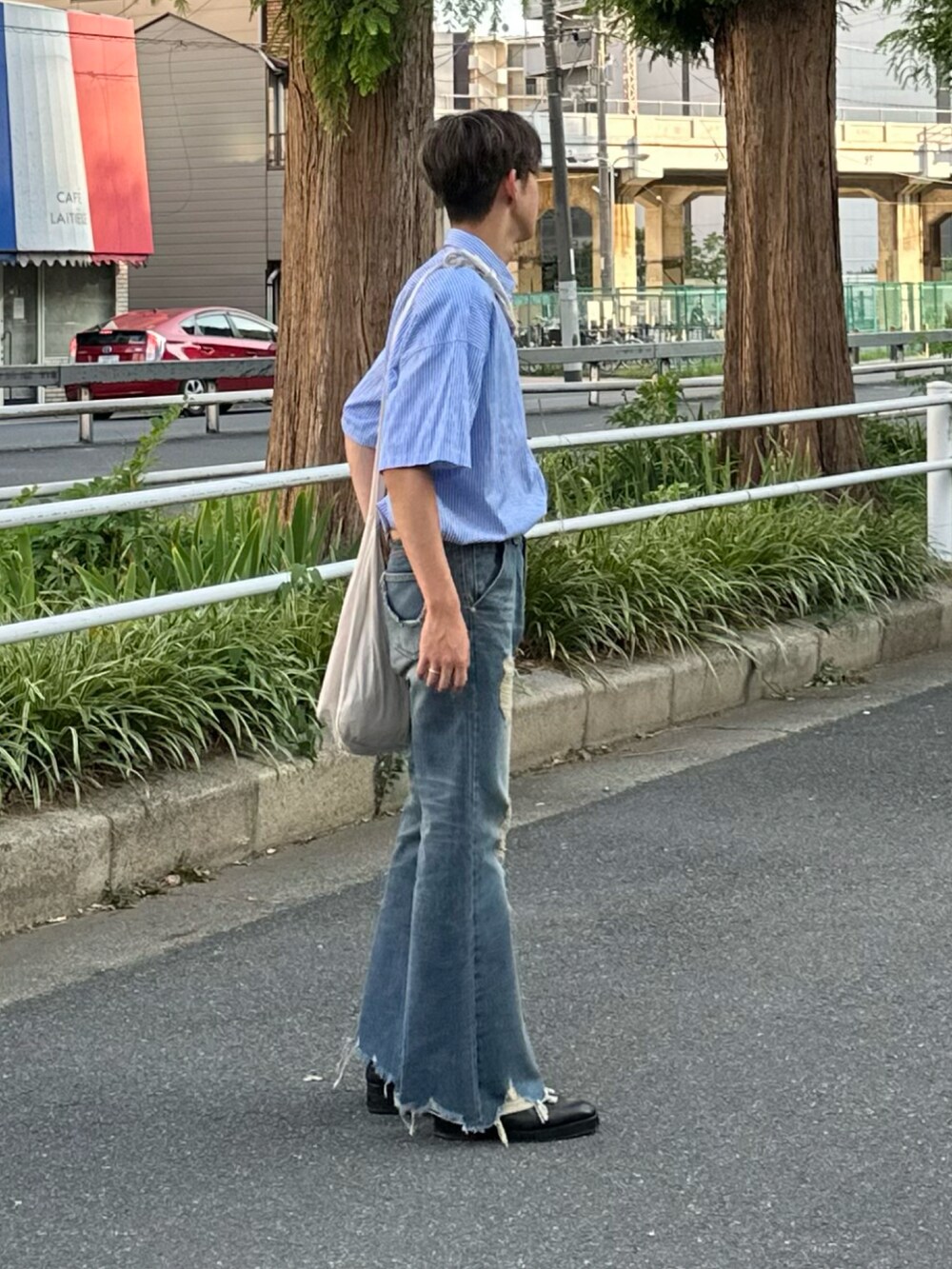 ブラック系のブーツ、ブルー系のデニムパンツ、ブルー系のシャツ/ブラウスを着用したメンズの夏コーディネートの3枚目の写真