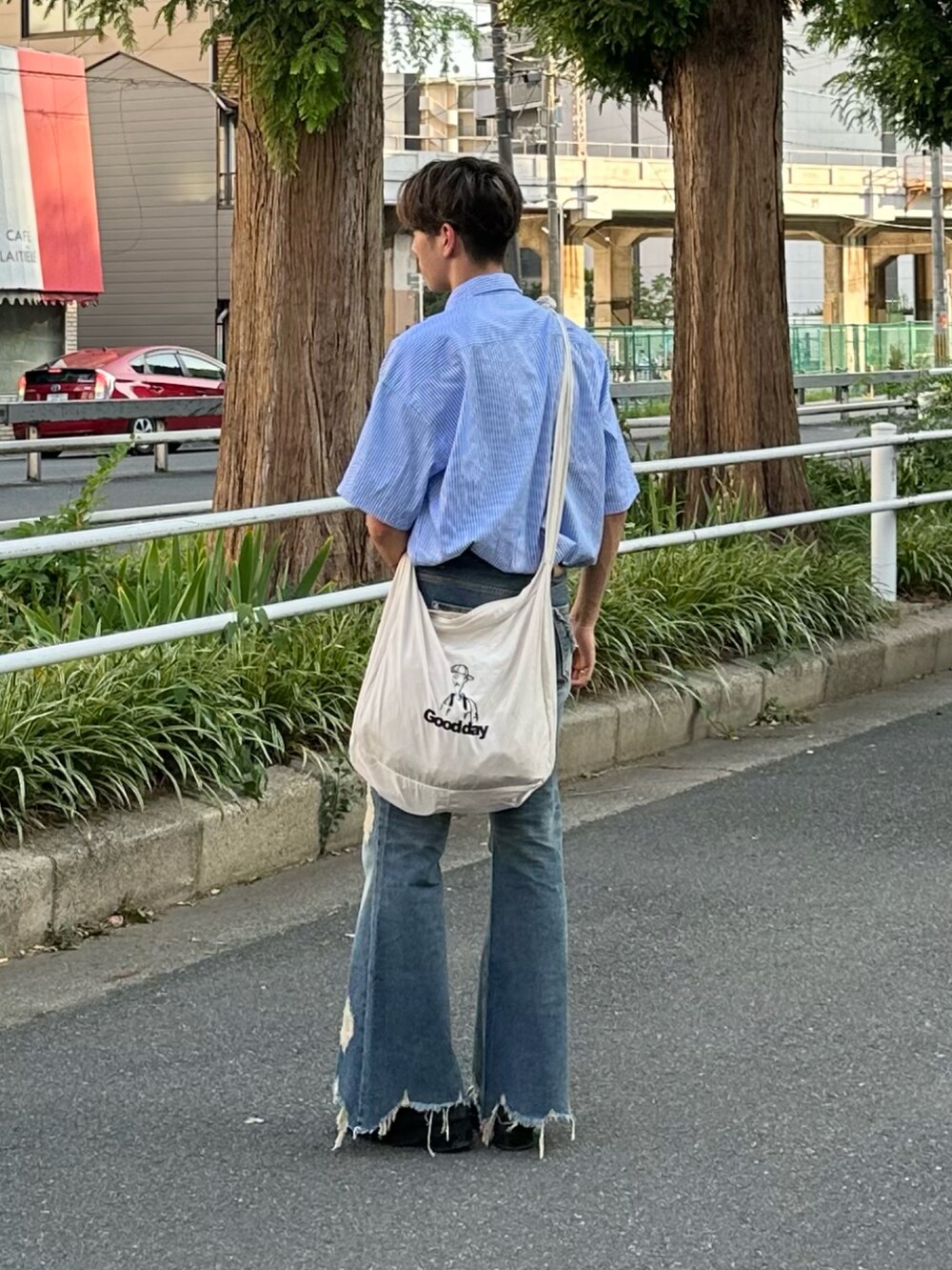 ブラック系のブーツ、ブルー系のデニムパンツ、ブルー系のシャツ/ブラウスを着用したメンズの夏コーディネートの2枚目の写真