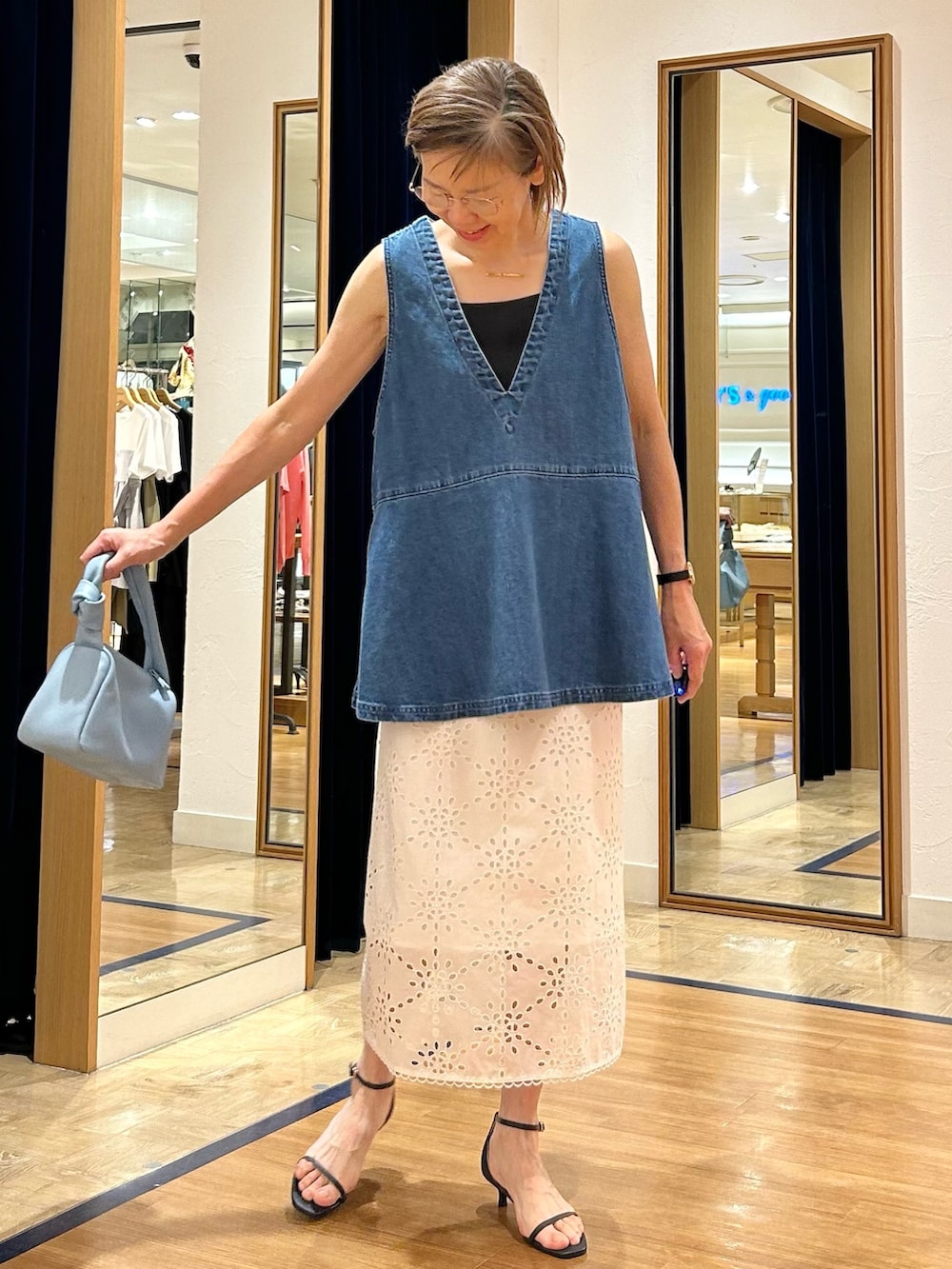 「デニム、大人カジュアル、大人コーデ、ノースリーブ、夏服、レース、大人カジュアルコーデ、ベストコーデ、アラフィー」｜「NOLLEY’Sの《セットアップ対応》Brocheレース ギャザータイトスカート（スカート、ホワイト系）」を使った、umezawa_nolさん（レディース・167cm）の夏コーディネートの4枚目の写真