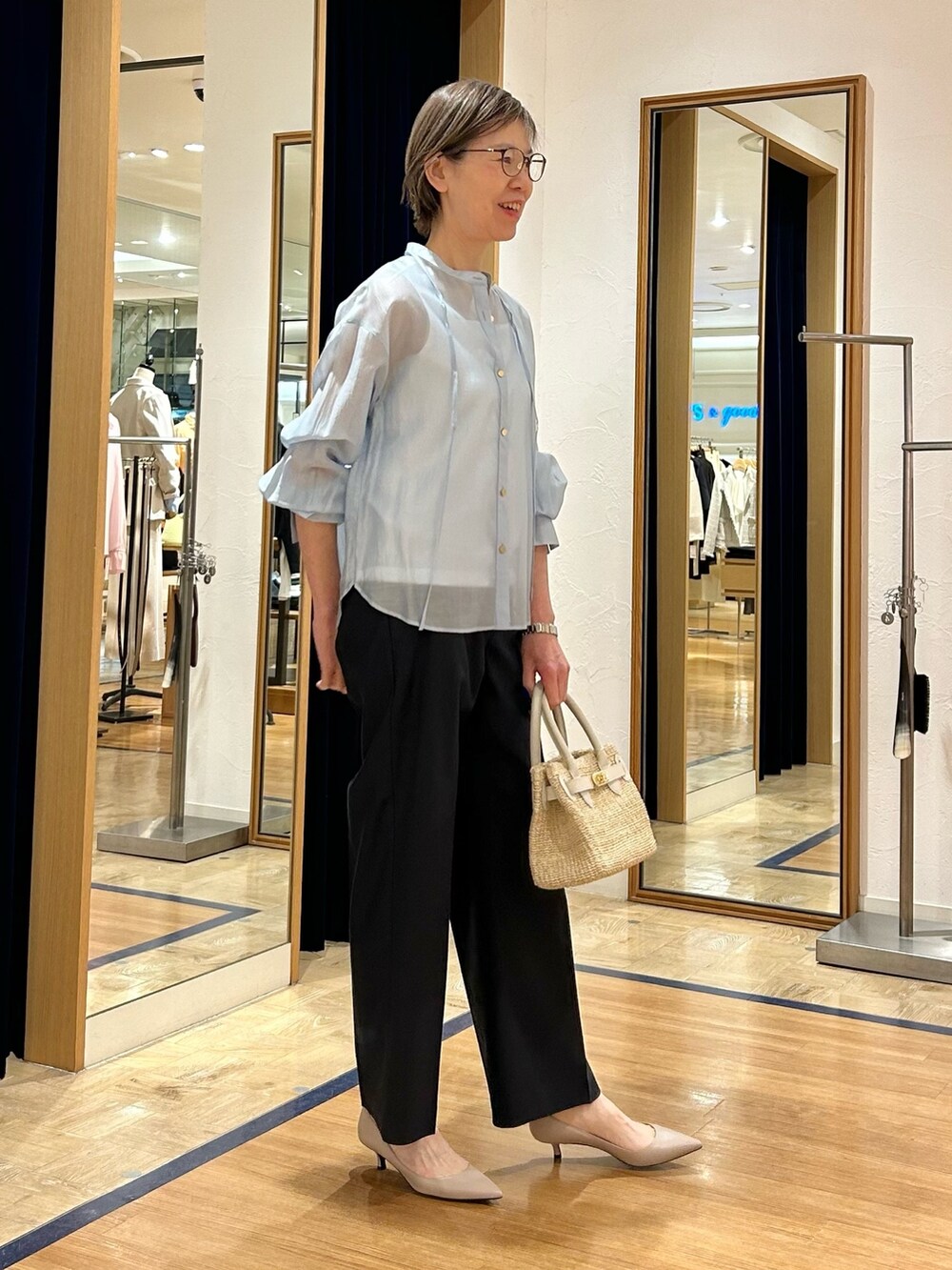 ブルー系のその他パンツ、ブルー系のシャツ/ブラウス、ホワイト系のタンクトップを着用したレディースの春コーディネートの3枚目の写真