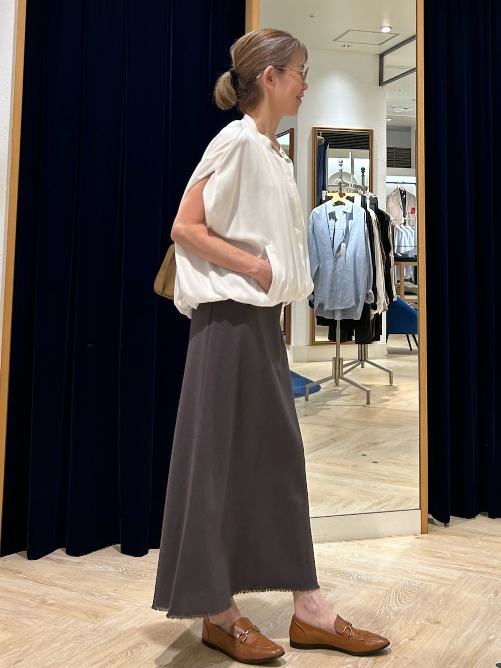「大人カジュアルコーデ、大人コーデ、キレイめ、とろみブラウス、ブラウス、ブラウス×スカート、ブラウスコーデ、オフィスカジュアル、オフィススタイル、アラフィフ、50代ファッション、50代コーデ」｜「NOLLEY’Sのウォッシャブル綿麻スラブナロースカート（スカート、グレー系）」を使った、umezawa_nolさん（レディース・167cm）の夏コーディネートの2枚目の写真