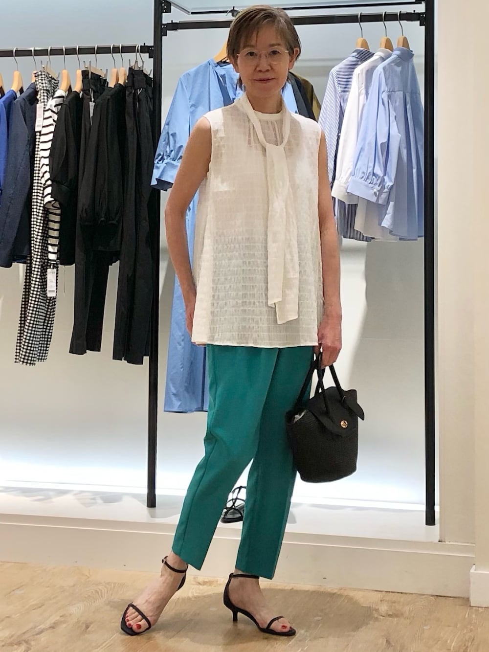 ホワイト系のシャツ/ブラウス、グリーン系のその他パンツを着用したレディースの春コーディネートの3枚目の写真