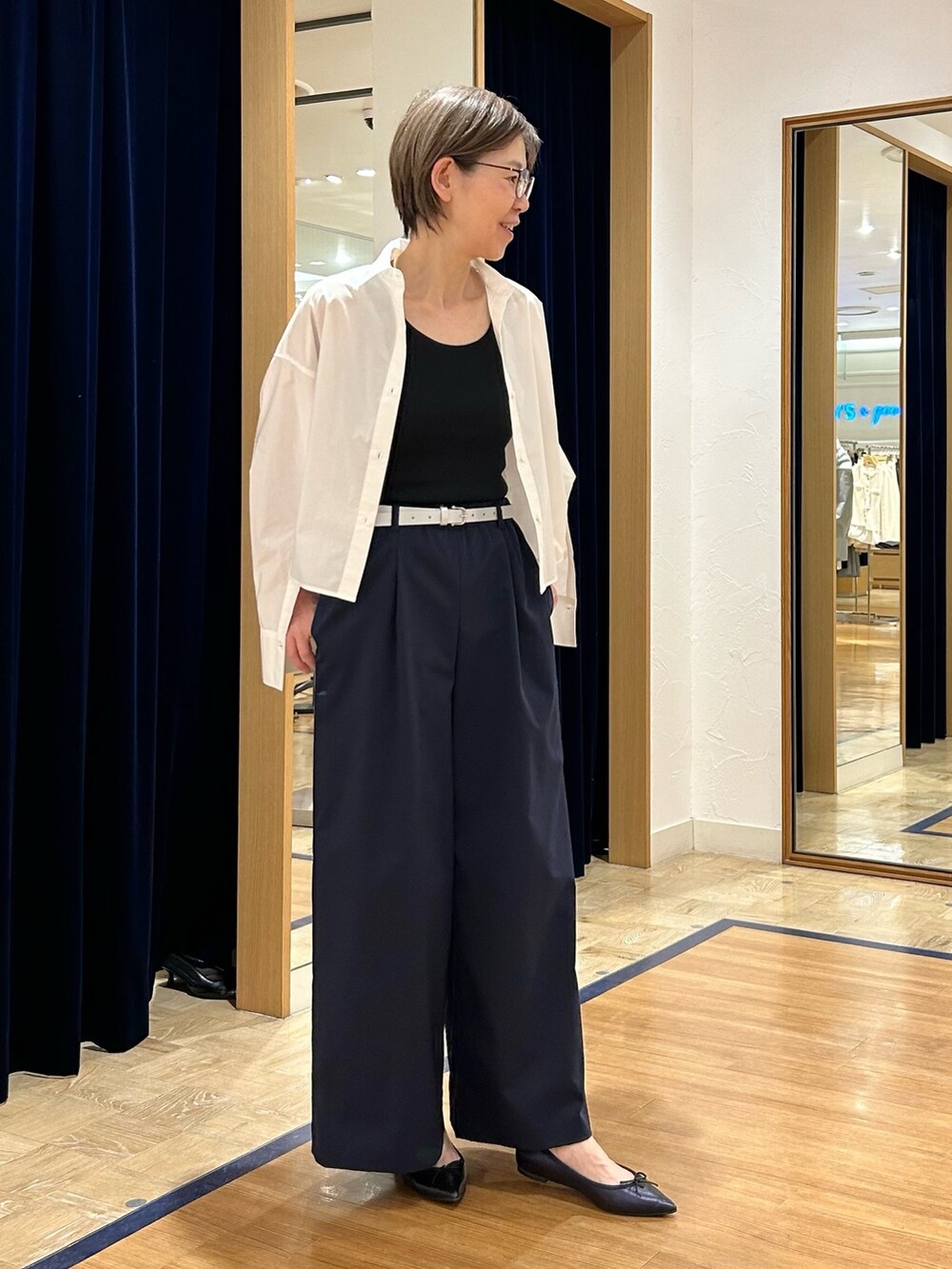 ブルー系のその他パンツ、ブラック系のショルダーバッグ、ブラック系のタンクトップを着用したレディースの春コーディネートの8枚目の写真