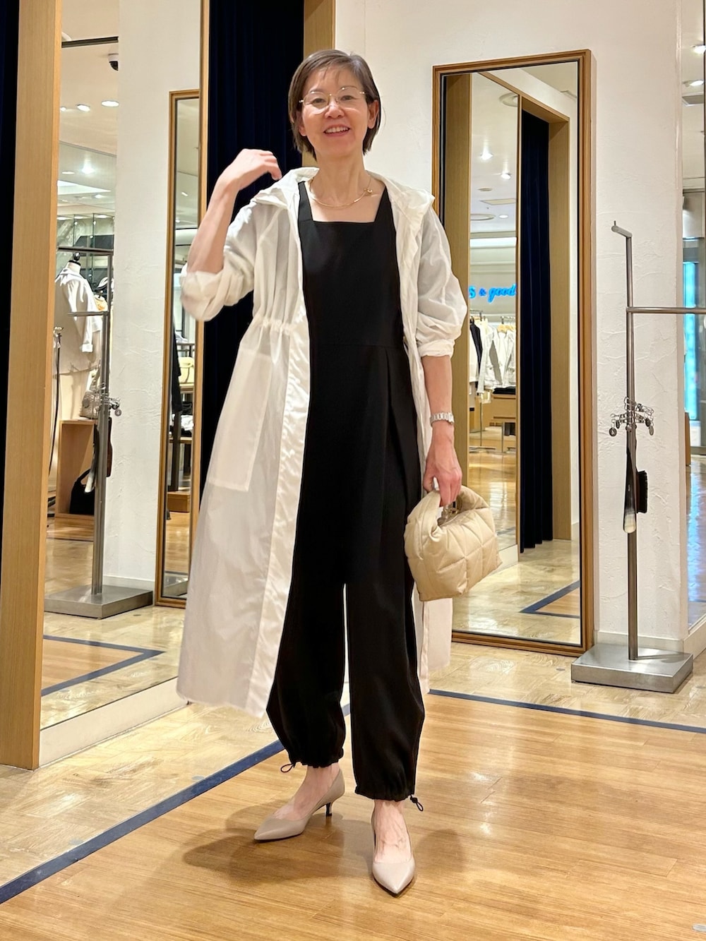 「春夏コーデ、大人カジュアル、大人コーデ、オールインワン、モノトーン、アウターコーデ、春アウター、きれいめカジュアル、アラフィフ」｜「Rie Millerのウォッシャブルスクエアネックオールインワン（つなぎ/オールインワン、ブラック系）」を使った、umezawa_nolさん（レディース・167cm）の春コーディネートの3枚目の写真