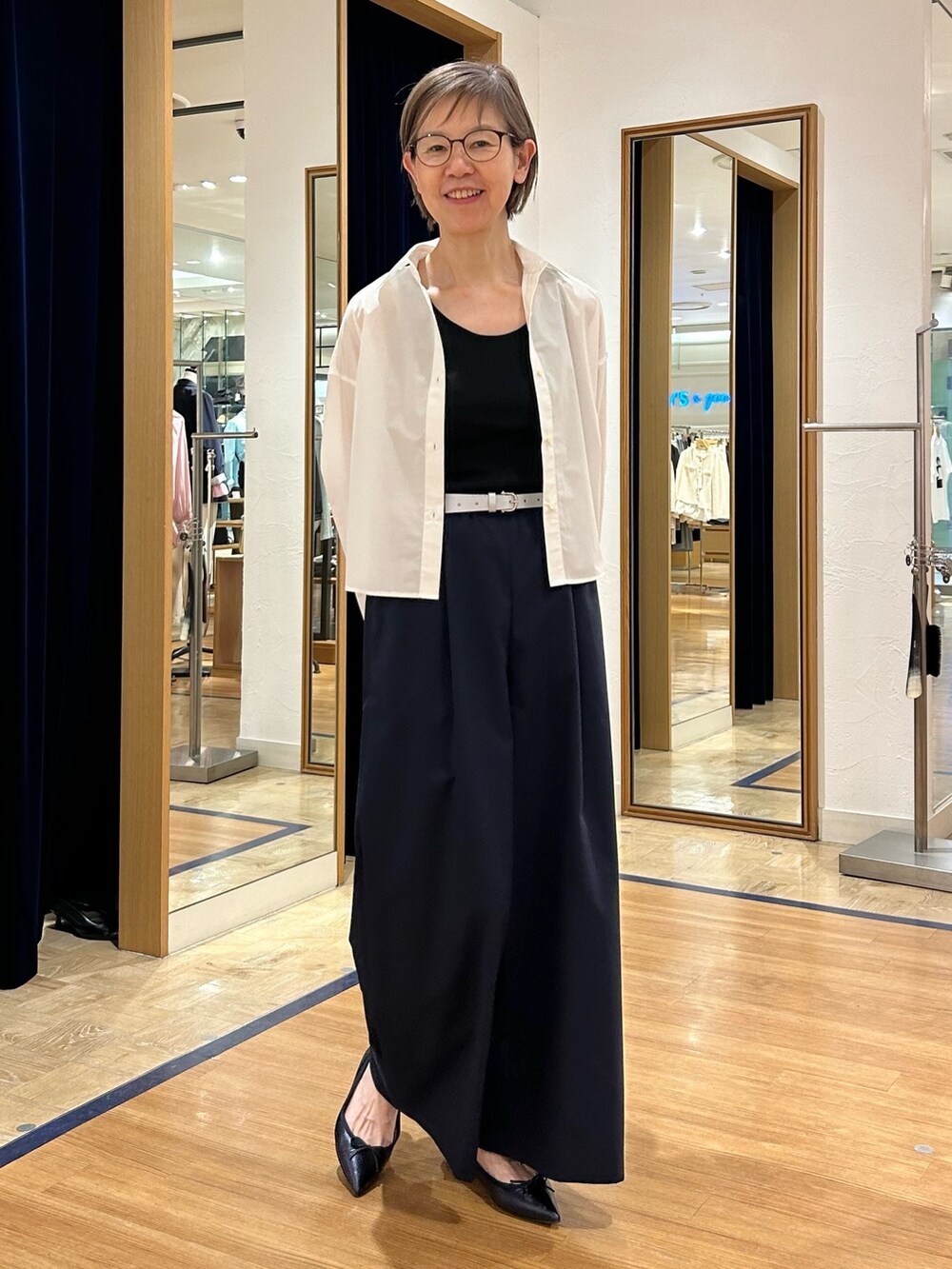 ブルー系のその他パンツ、ブラック系のショルダーバッグ、ブラック系のタンクトップを着用したレディースの春コーディネートの4枚目の写真