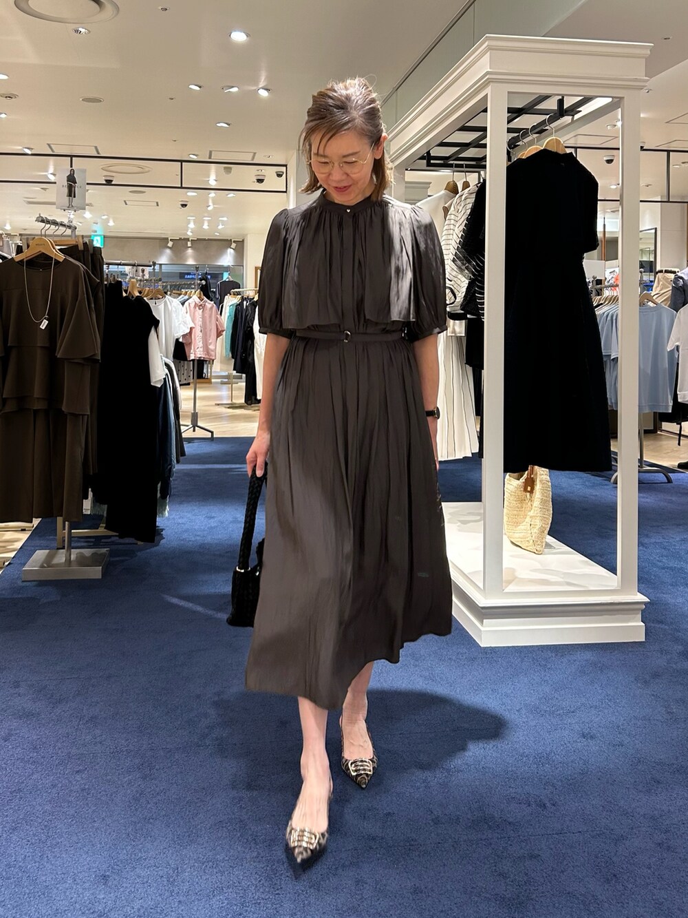 「ワンピース、イージーケア、お出かけコーデ、夏コーデ、夏服コーデ、シンプルスタイル、おでかけコーデ、ワンピースコーデ、大人コーデ」｜「NOLLEY’Sのウォッシャブル割繊ケープ風ワンピース（ワンピース、グレー系）」を使った、umezawa_nolさん（レディース・167cm）の夏コーディネートの3枚目の写真