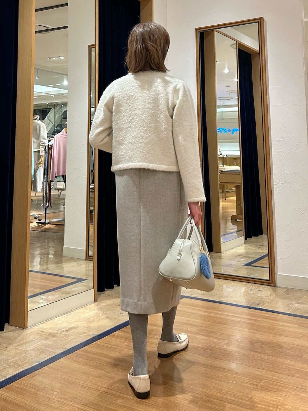 「ジャンパースカート、ニットジャケット、カーディガン、カーディガンコーデ、春色、春色コーデ、淡色コーデ、キレイめ、きれいめコーディネート、キレイめコーデ、大人コーデ、50代ファッション、50代コーデ」｜「NOLLEY’Sのウォッシャブルツイードジャンパースカート（ワンピース、グレー系）」を使った、umezawa_nolさん（レディース・167cm）の冬コーディネートの5枚目の写真