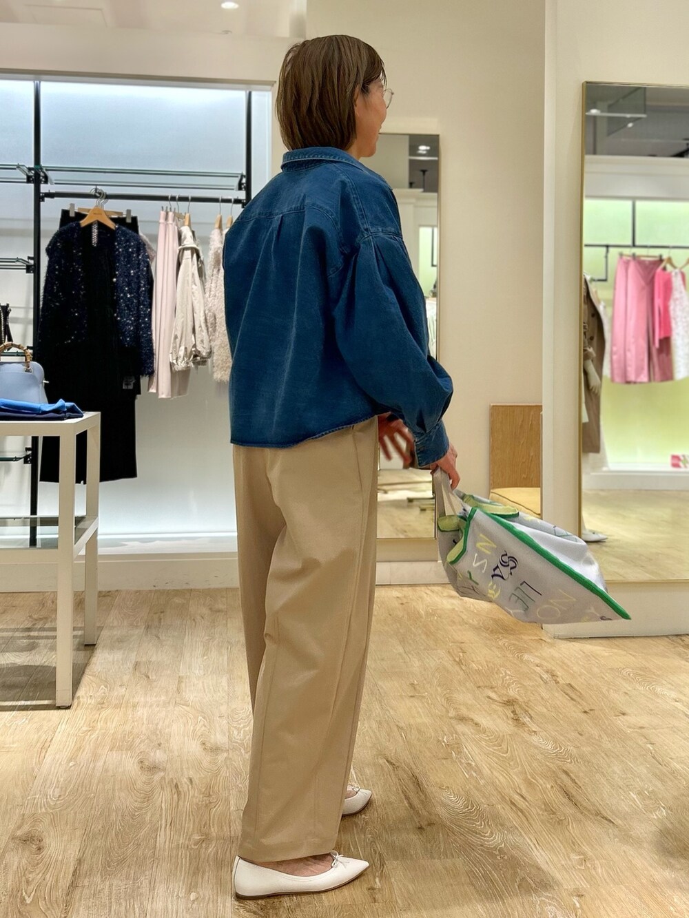 ホワイト系のバレエシューズ、ベージュ系のチノパンツ、ホワイト系のニット/セーターを着用したレディースの冬コーディネートの7枚目の写真