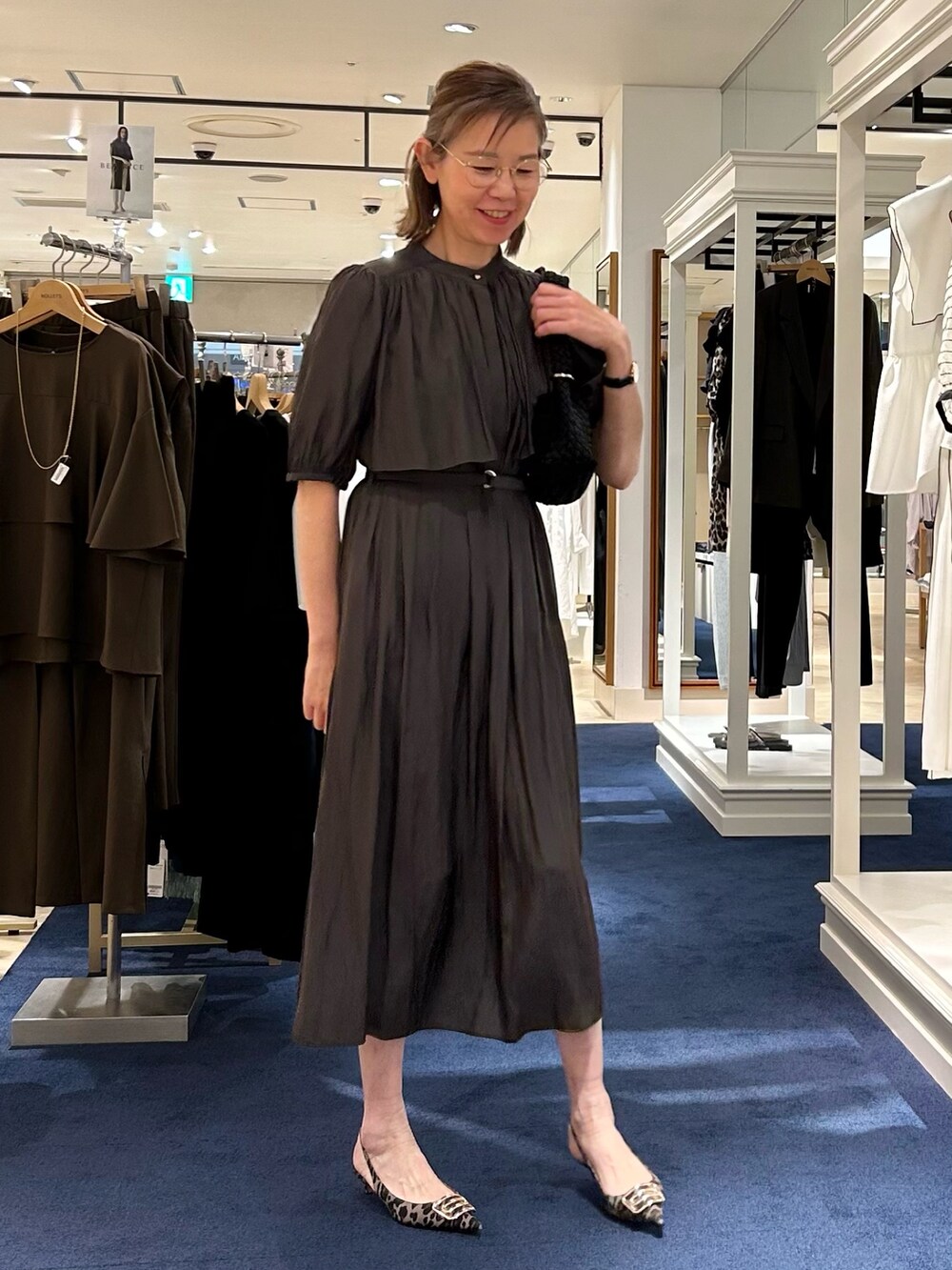 「ワンピース、イージーケア、お出かけコーデ、夏コーデ、夏服コーデ、シンプルスタイル、おでかけコーデ、ワンピースコーデ、大人コーデ」｜「NOLLEY’Sのウォッシャブル割繊ケープ風ワンピース（ワンピース、グレー系）」を使った、umezawa_nolさん（レディース・167cm）の夏コーディネートの4枚目の写真