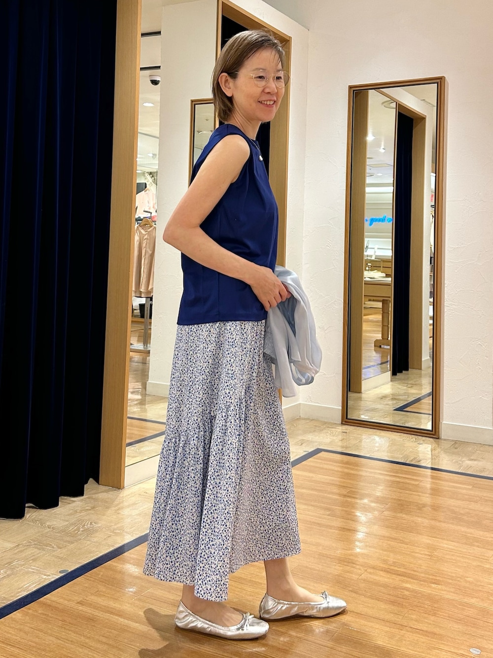 ブルー系のスカート、ブルー系のシャツ/ブラウス、ブルー系のTシャツ/カットソーを着用したレディースの夏コーディネートの3枚目の写真